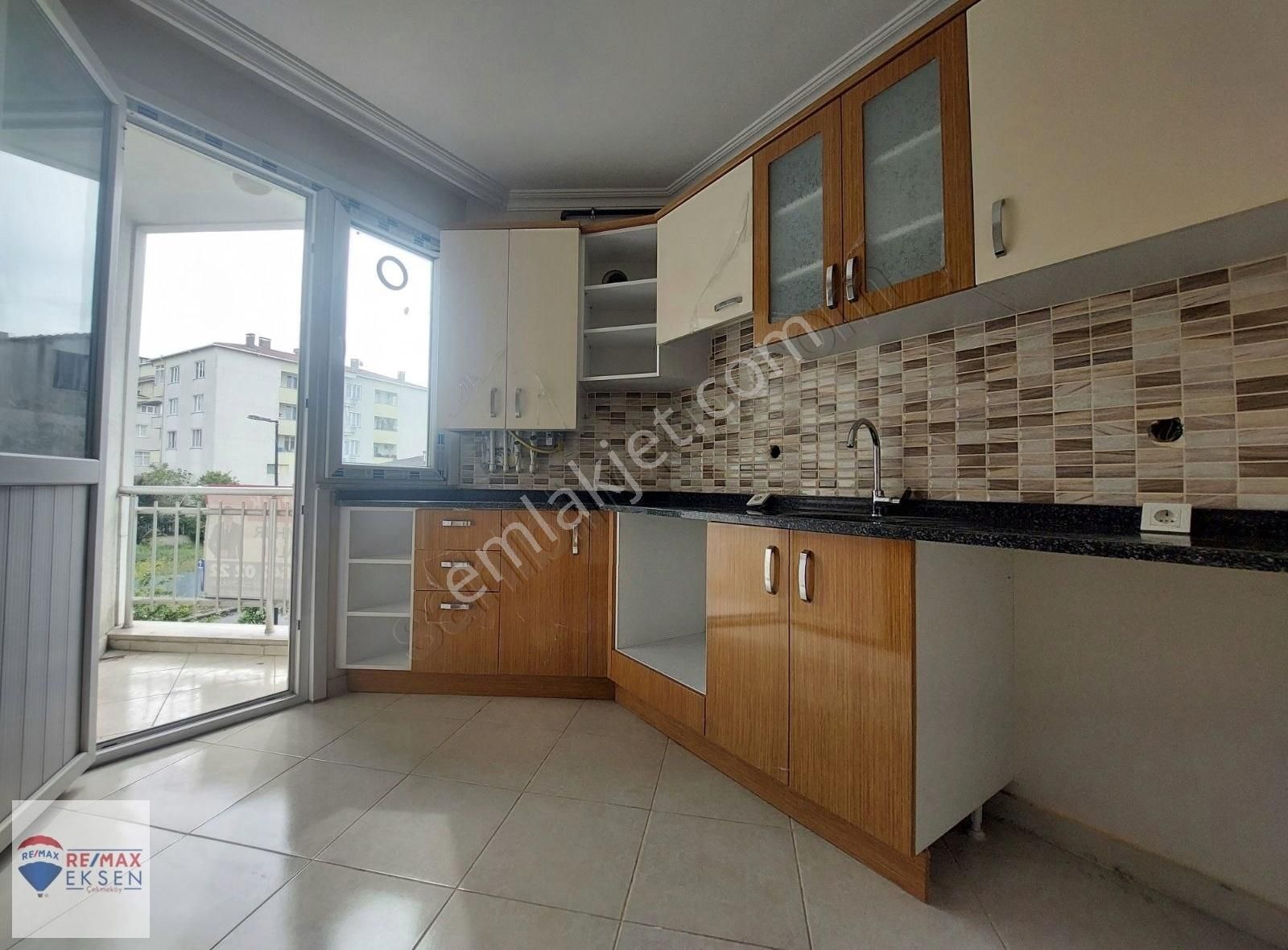 Ümraniye Esenkent Mahallesinde Cadde Üzerinde Sıfır 2+1 Daire