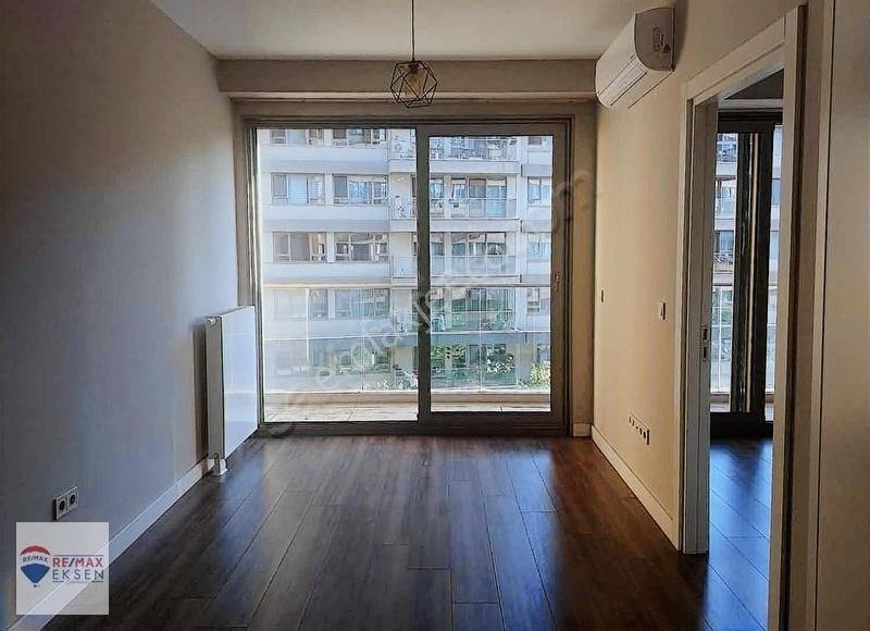 Emine Göktürk,den İnistanbul,da Kısa Katlı Balkonlu 1+1