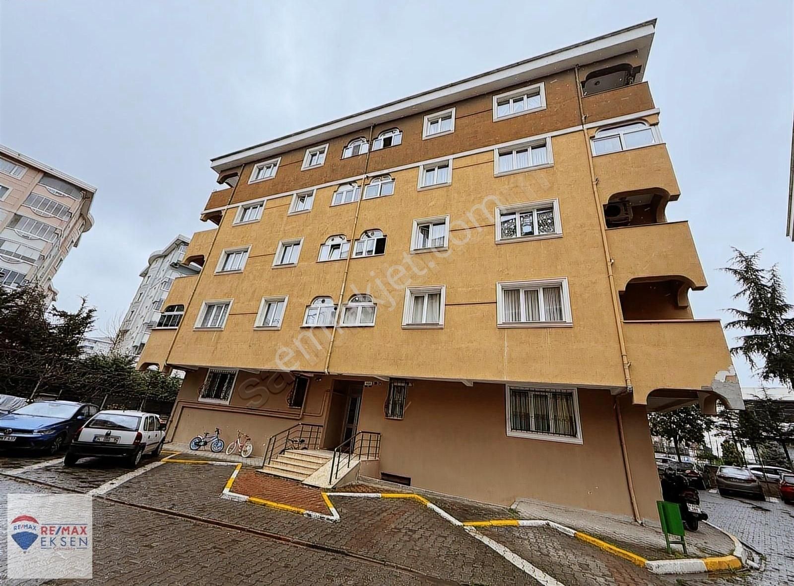 Çekmeköy Hamidiye Gül 91 Sitesinde Satılık 2+1 Giriş Kat Daire