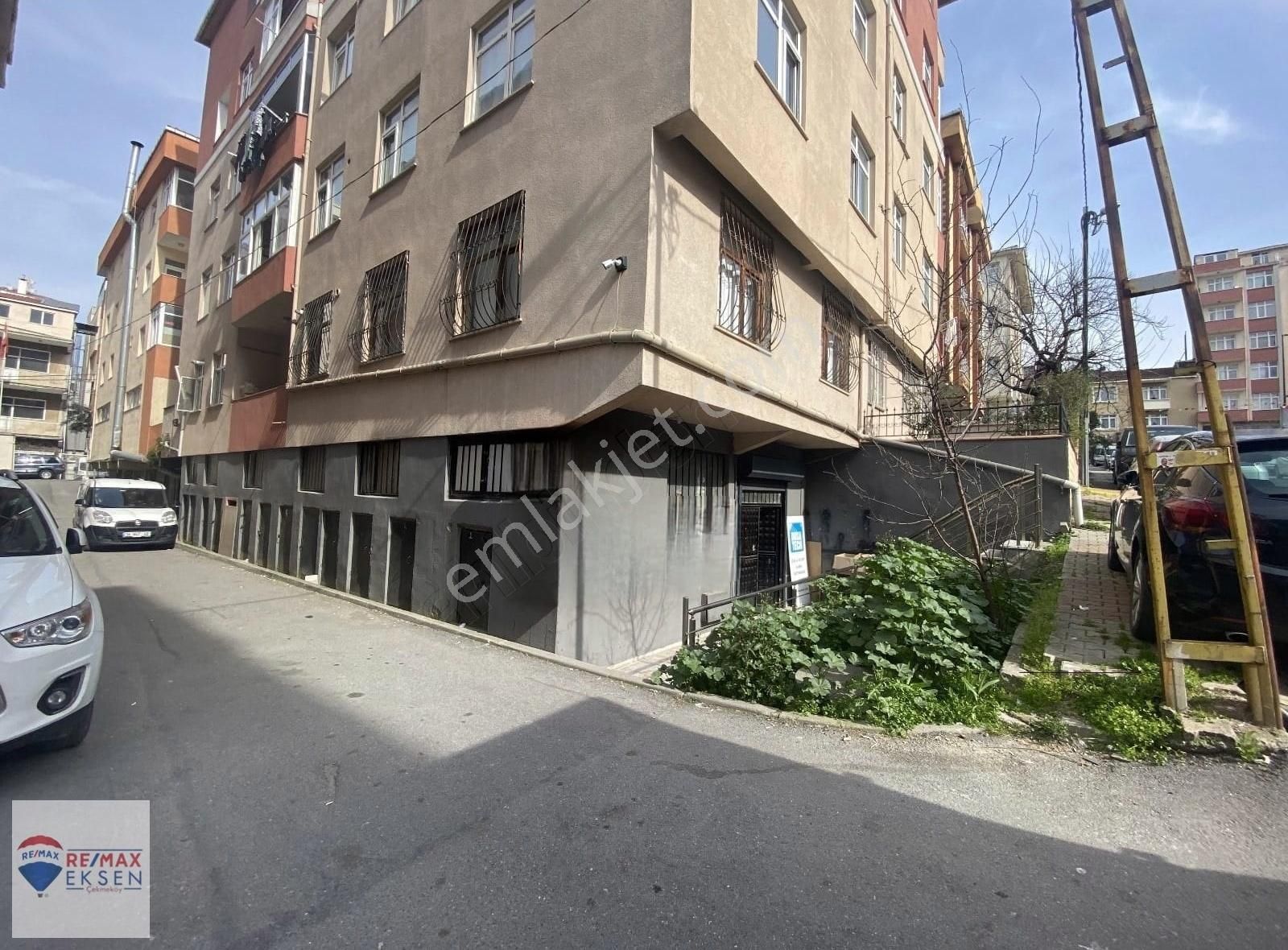 Ümraniye Tepeüstü Satılık Düz Ayak Yüksek Kira Getirili Dükkan