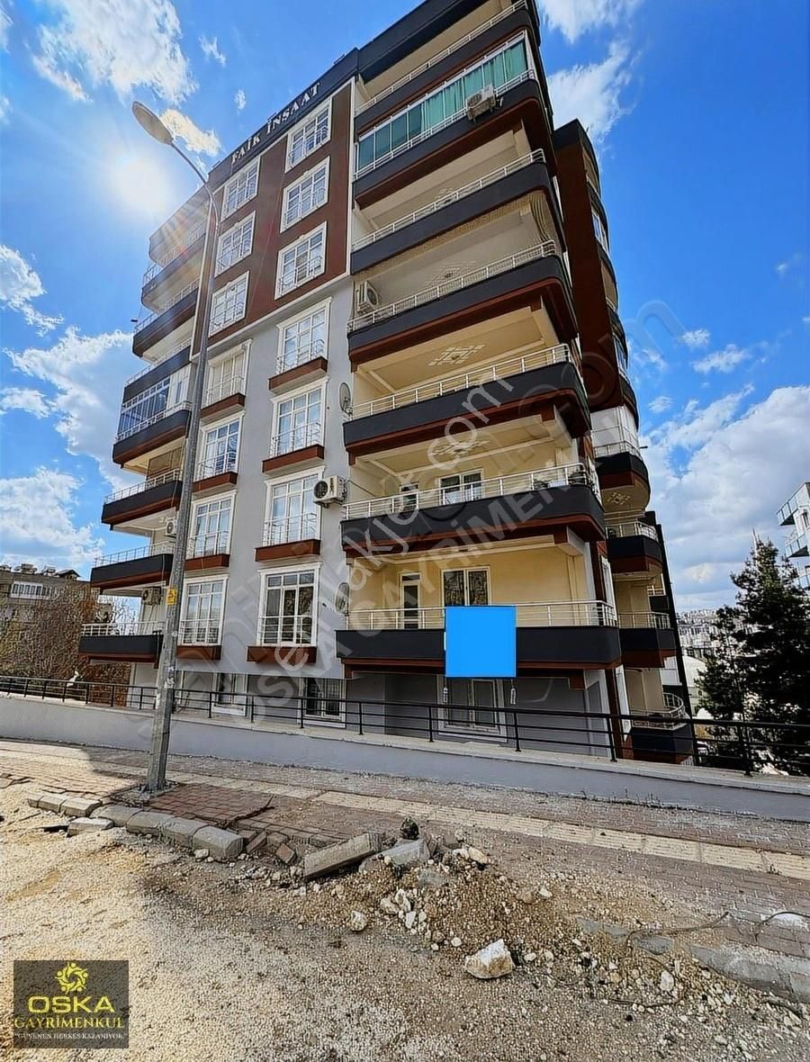 Oska'dan 2.35 Metre Üzeri Ana Cadde Üzeri 3+1 Satılık Daire