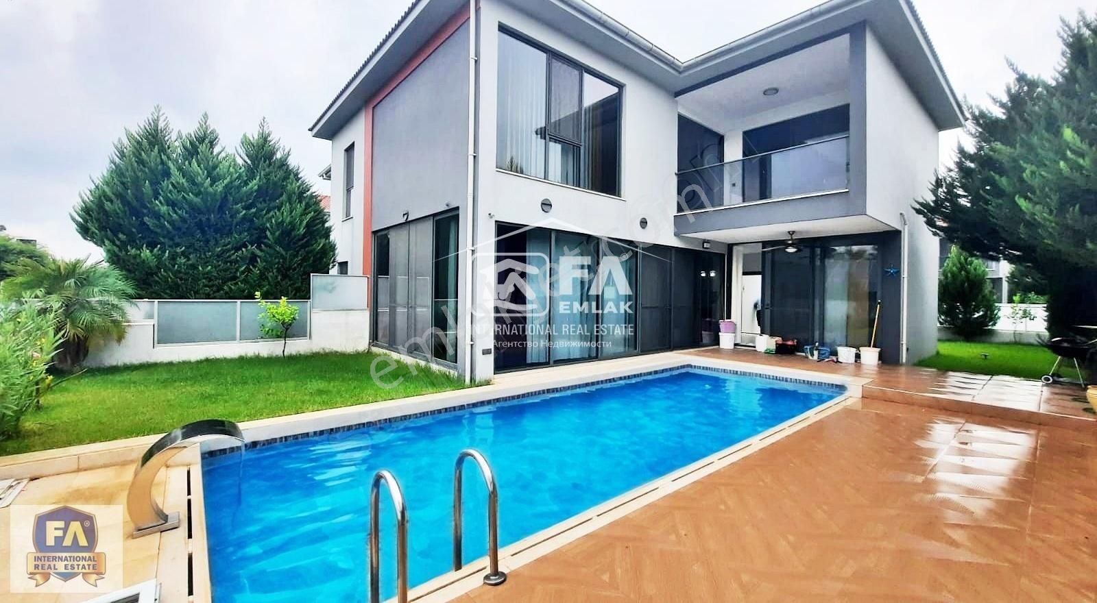 Silifke İlçesi Gold Life Sitesinde Eşyalı Ultra Lüks 4+1 Villa