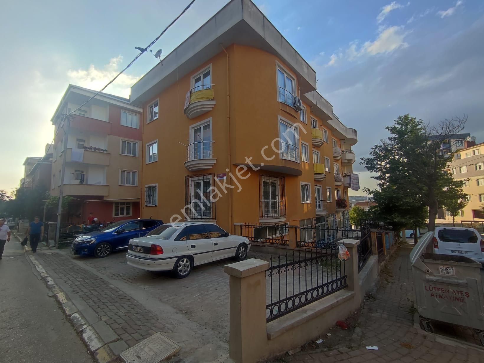 Esenyalı Da Ana Cadde Üzeri Harika Konumda 3+1 Ara Kat Daire