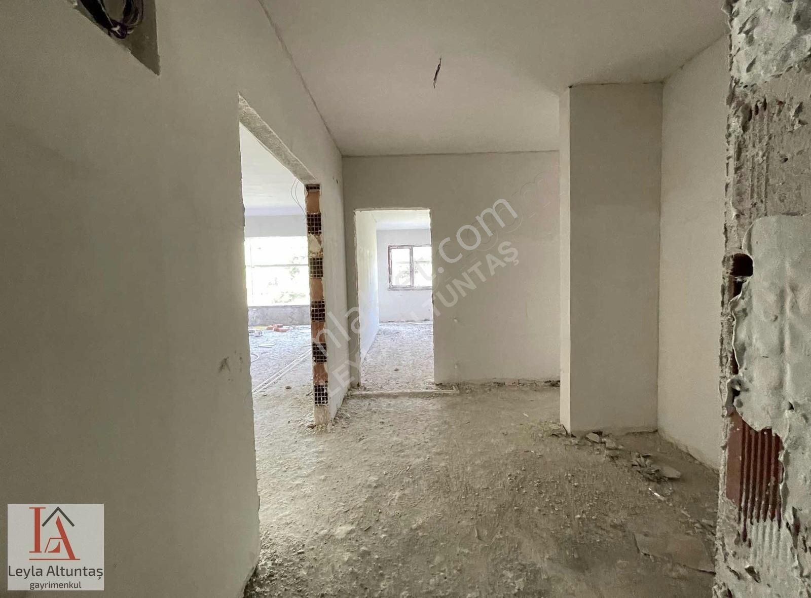 Kaşüstünde 2 Ay Sonra Oturuma Hazır Satılık Sıfır 3+1 Daire