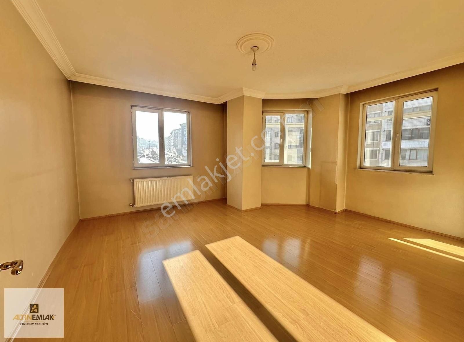 Altın Emlak'tan Saray Bosna Caddesinde 4+1 Kiralık Arakat Daire