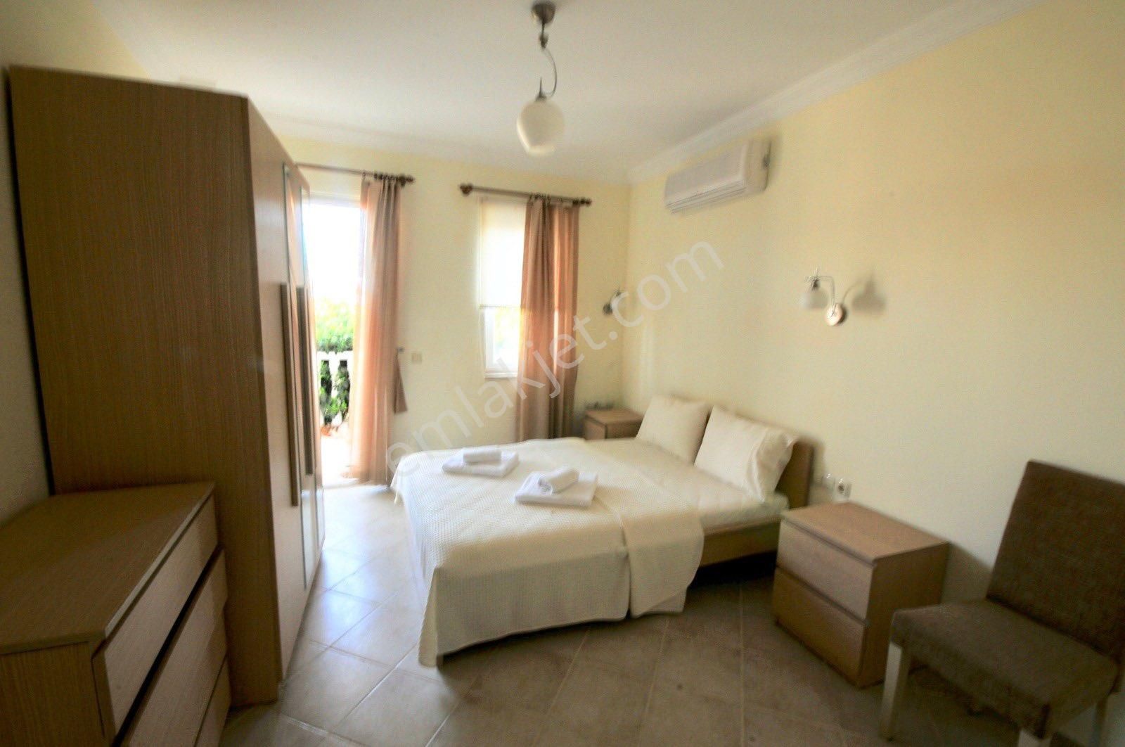 Büyük Köşe Bahçeli Satılık Ev Kumsal Yakın Sitede Plaj İmkanlı - Görsel 25