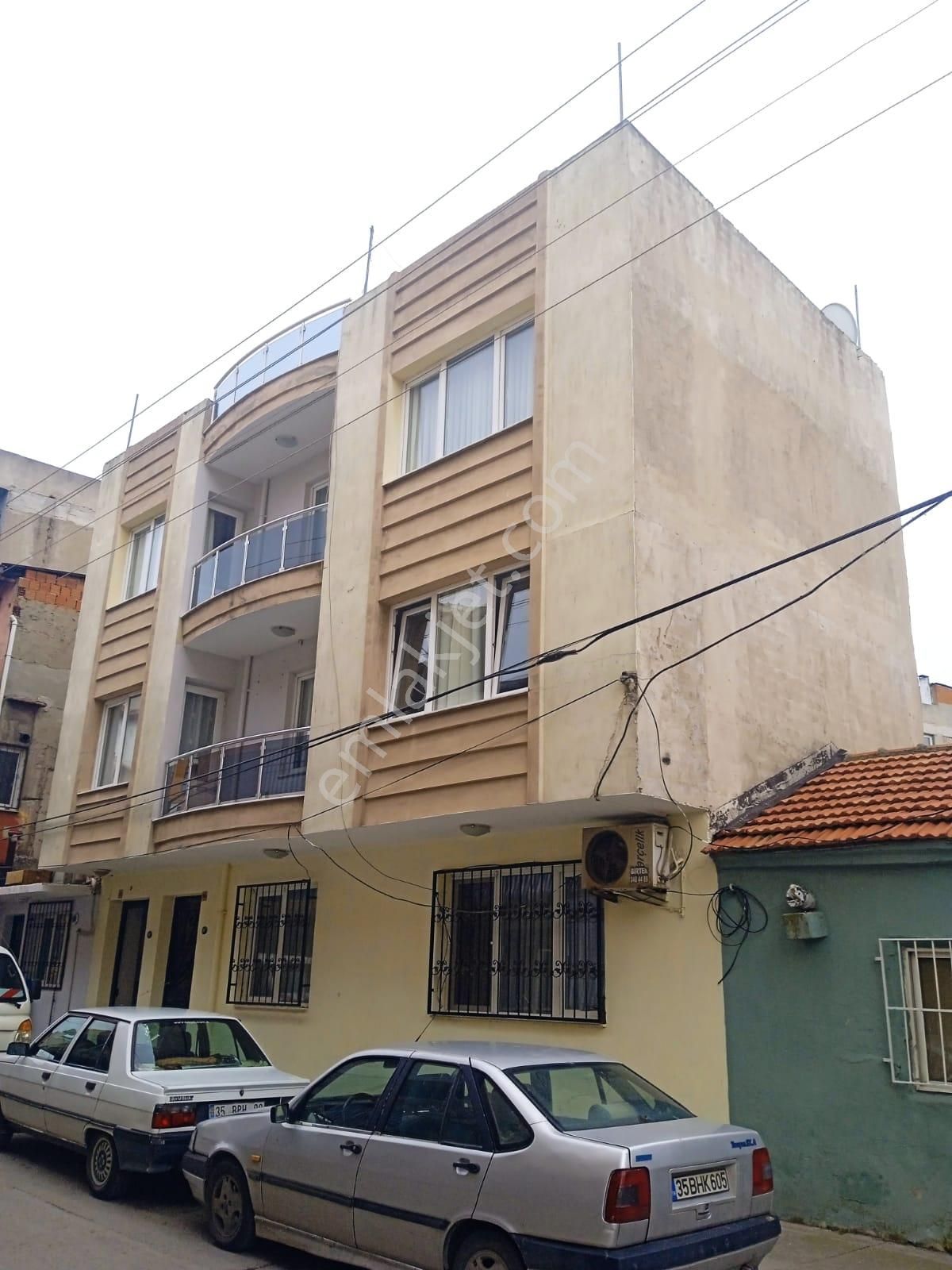 İzmir Konak Çimentepe Mahallesi Komple Satılık 3 Katlı Bina
