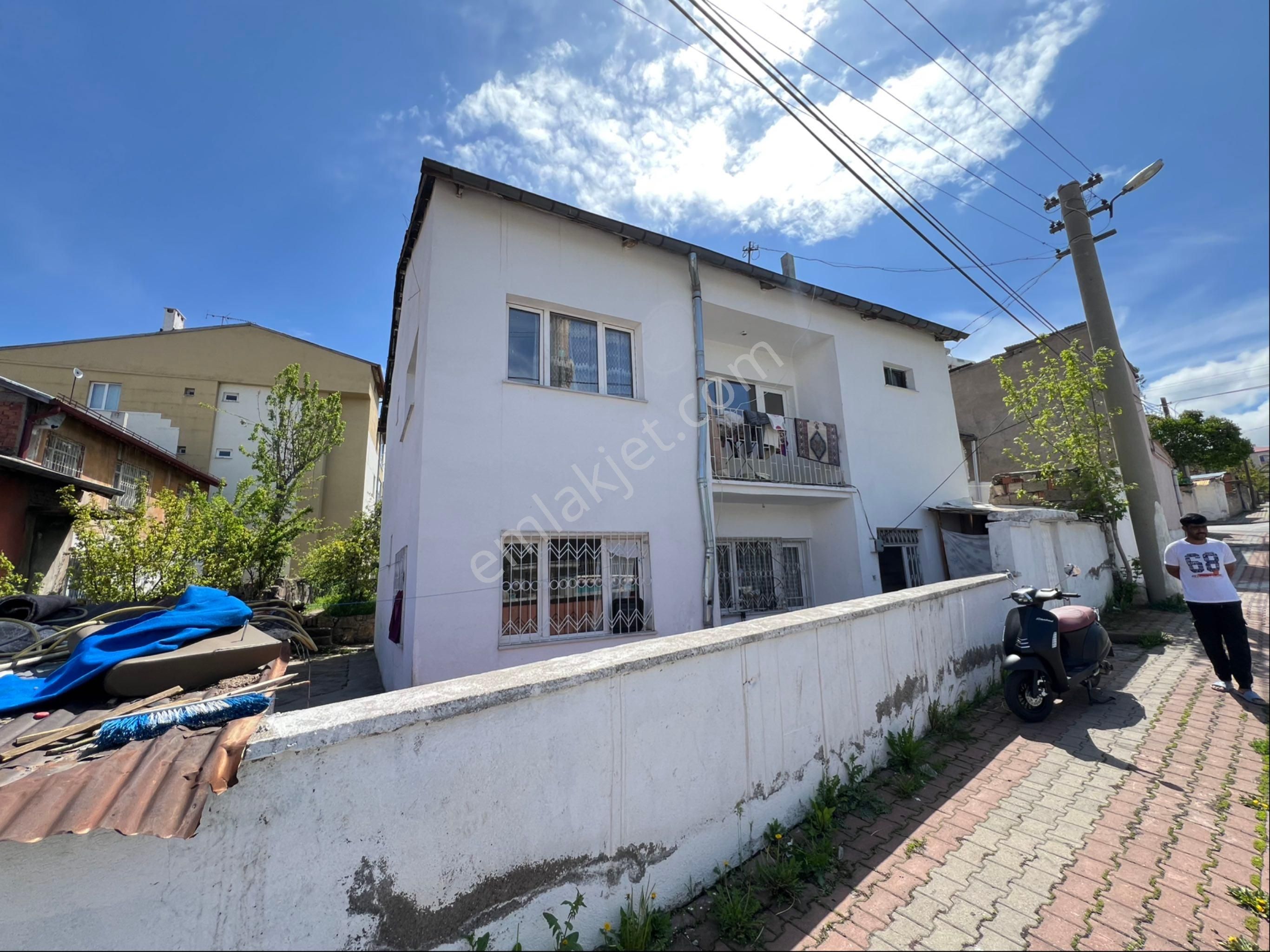 Asrın Emlak’tan İstiklal Mh.satılık 340 Mt Arsa 2. Adet 3+1 Daireli Müstakil Ev
