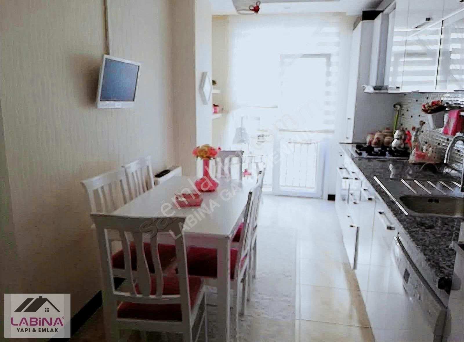 Beylikdüzü Dereağzı Buğra Konaklarında Satılık Arakat 2+1