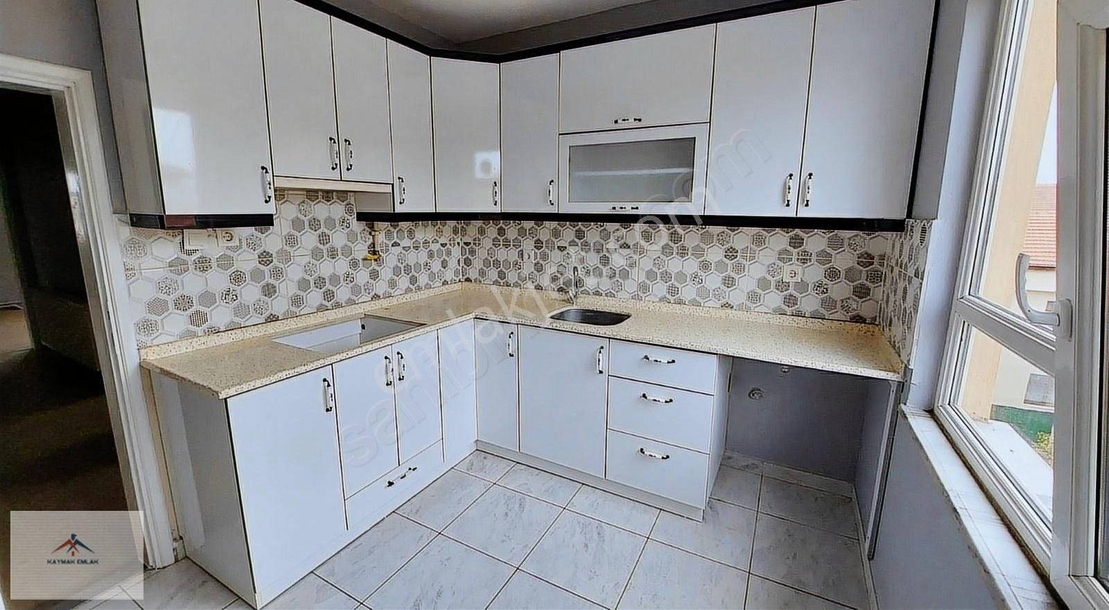 Yeni Cami Merkeze Okullara Yakın Kombili 140m2 3+1 Satılık Daire