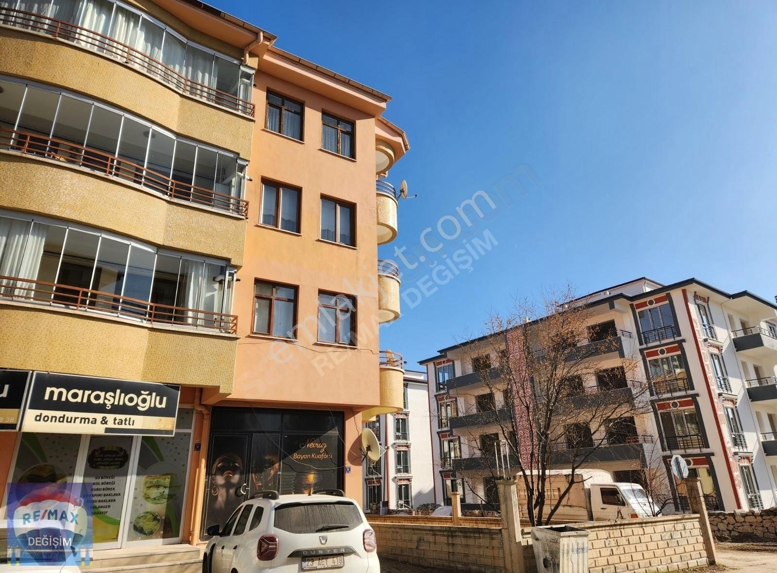 Remax Değişimden Ataşehir De Satılık Zemin 180 M2 Dükkan