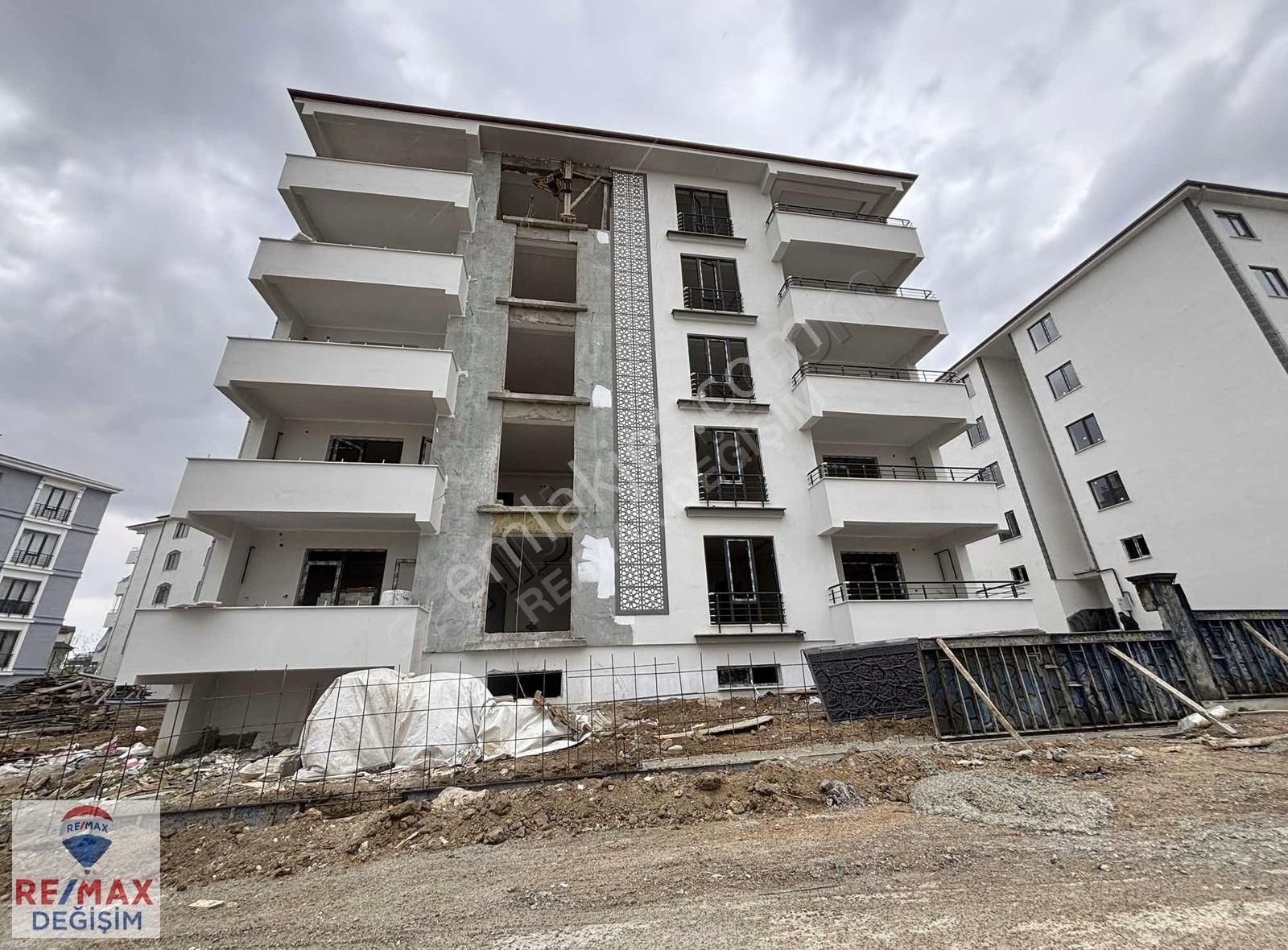 Remax Değişimden Şehir Hast.karşı Sokağı Satılık 2+1 Sıfır Daire