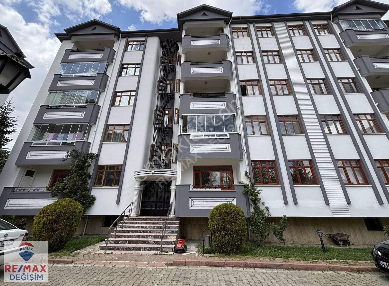Re/max Değişim'den Abdullapaşada Kiralık 3+1 Geniş Daire