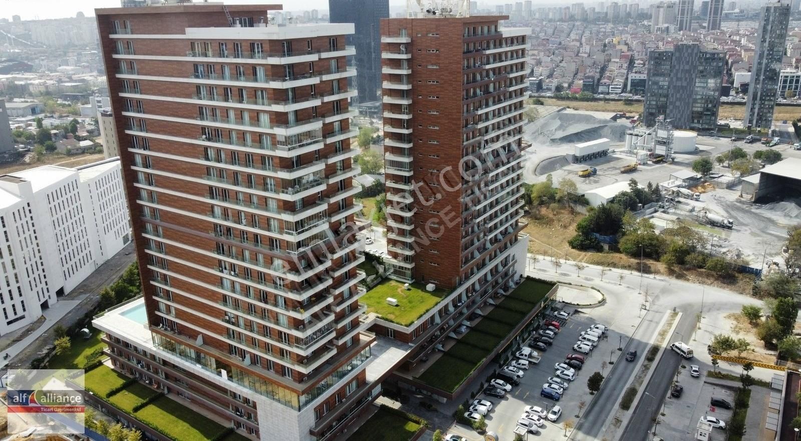 Altınbaş Üniversitesi Karşısı 386m2+165m2 Bahçeli Satılık Dükkan