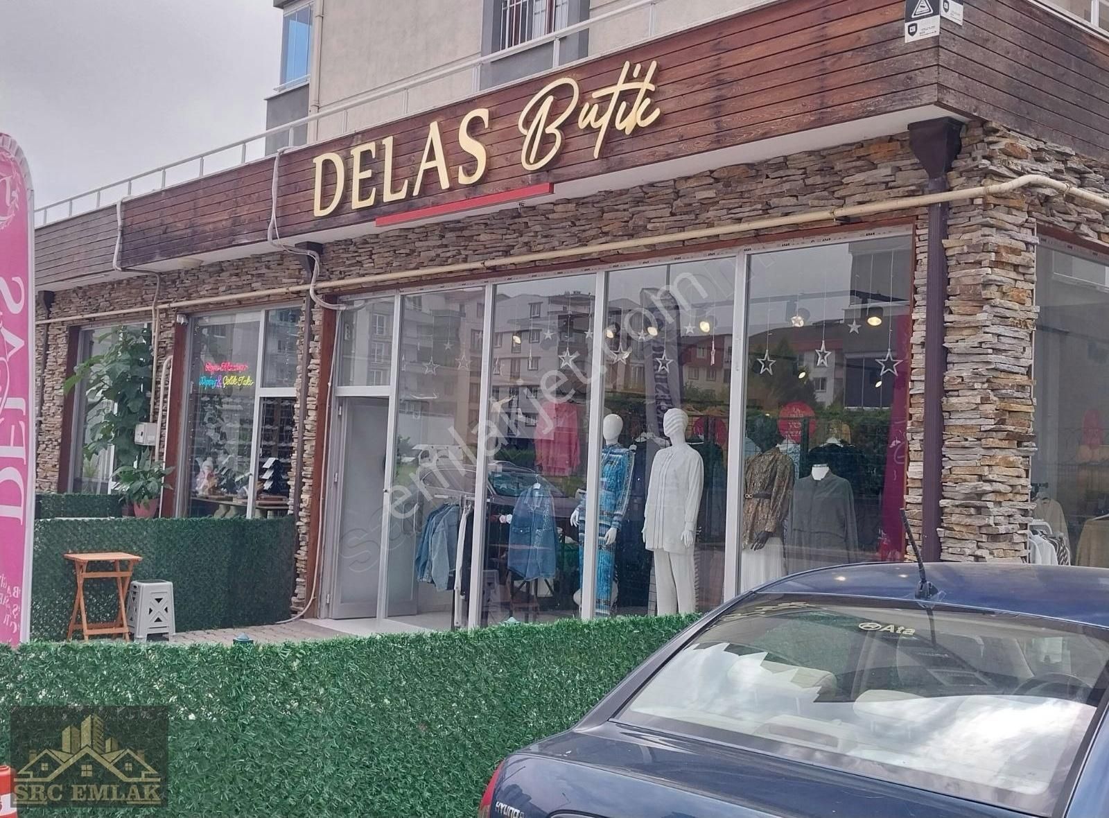 Hamitler Mah De Müsterisi Oturmuş Giyim Magazası