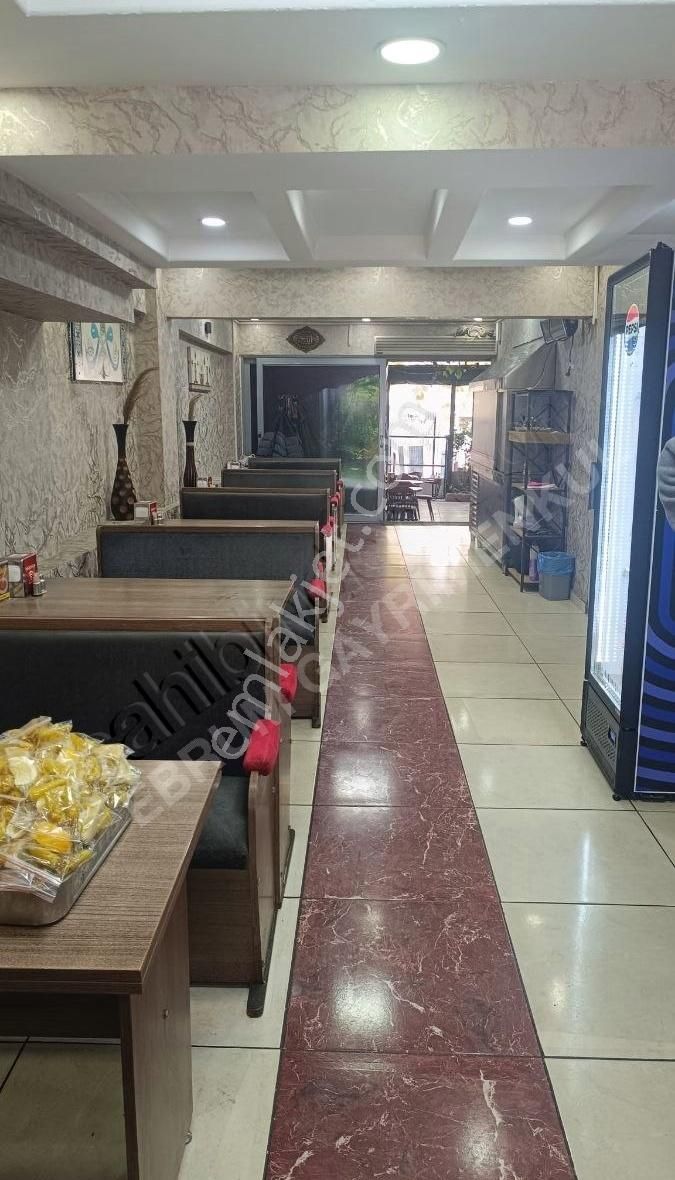 Güllük Caddesinde 90 M2 40 M2 Açik Alana Sahip Dükkan