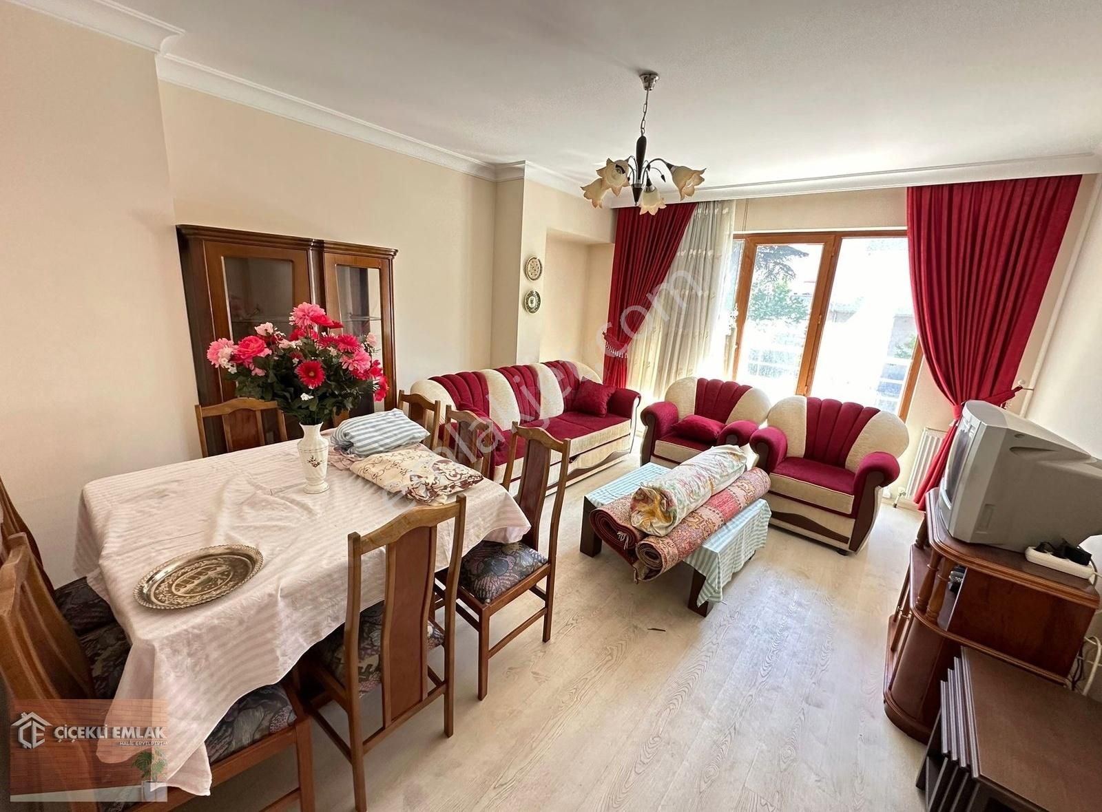 Çiçekli'de Köşe Başı Yeni Bina 2+1 Asansörlü Ön Full Eşyalı