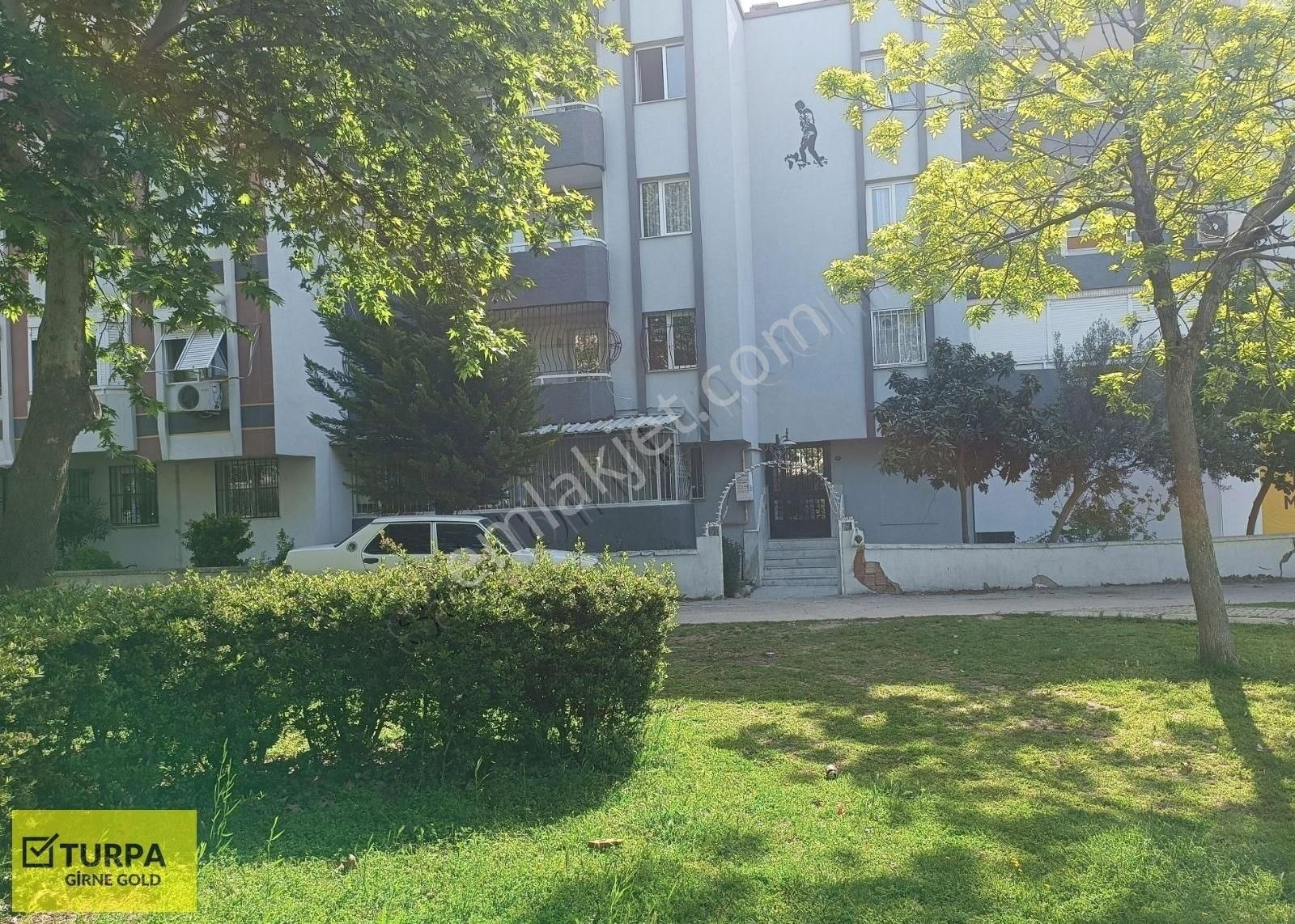 Bayraklı Yamanlar'da Park Cepheli Kiralık 3+1 Geniş Daire