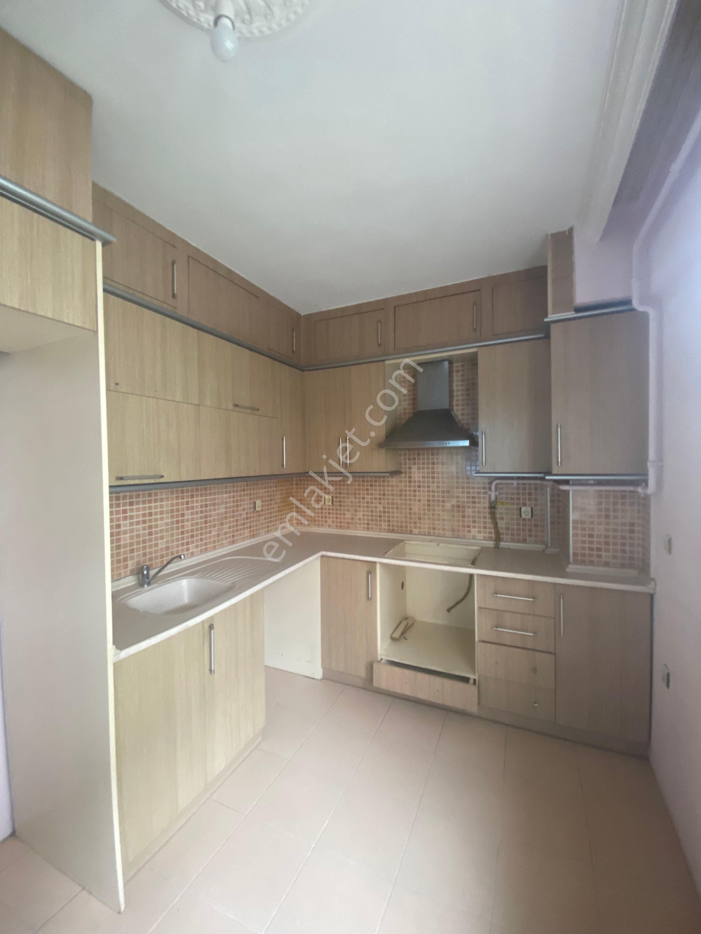 Şirinevler Mah Ramada Oteli Karşısı Kiralık 2.5+1 130 M2 Daire