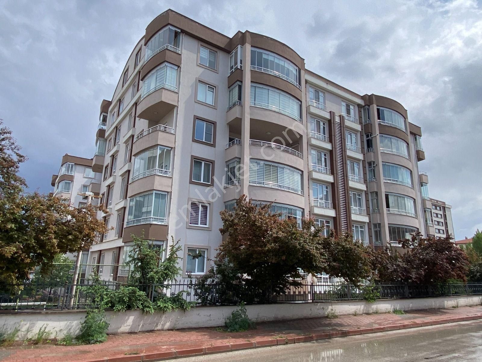 Niğde Merkez Sarıköprü Mh.bor Yoluna Yakın 250m2 Satılık Daire