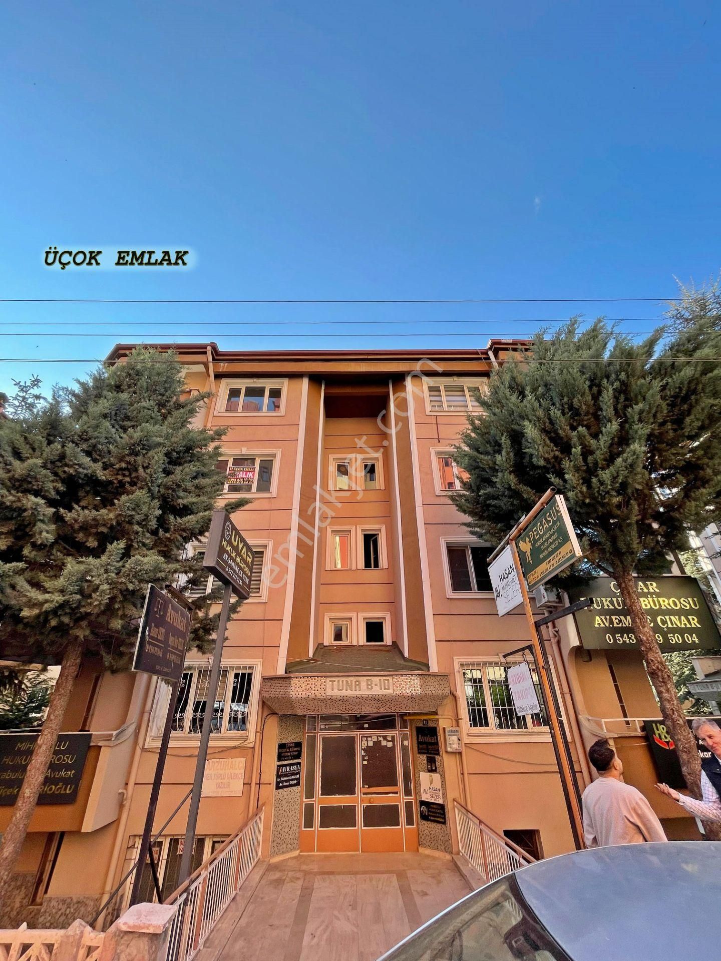 Afyon Üçok Emlaktan İstiklal Mah Kiralık Temiz 3+1 Daire