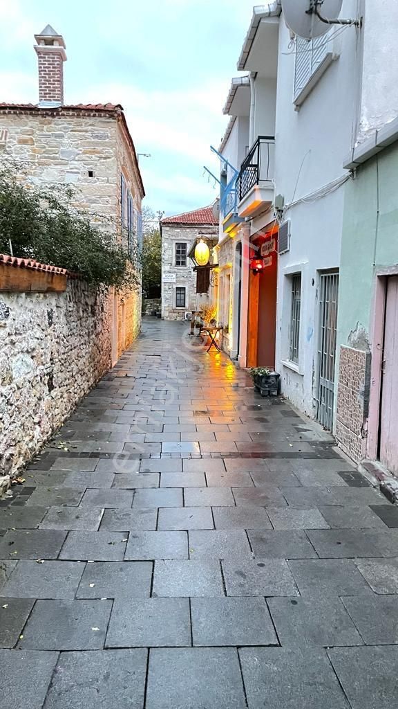Turyap Foça'dan Pasaj İçinde Merkezi Konumda Kiralık Dükkan