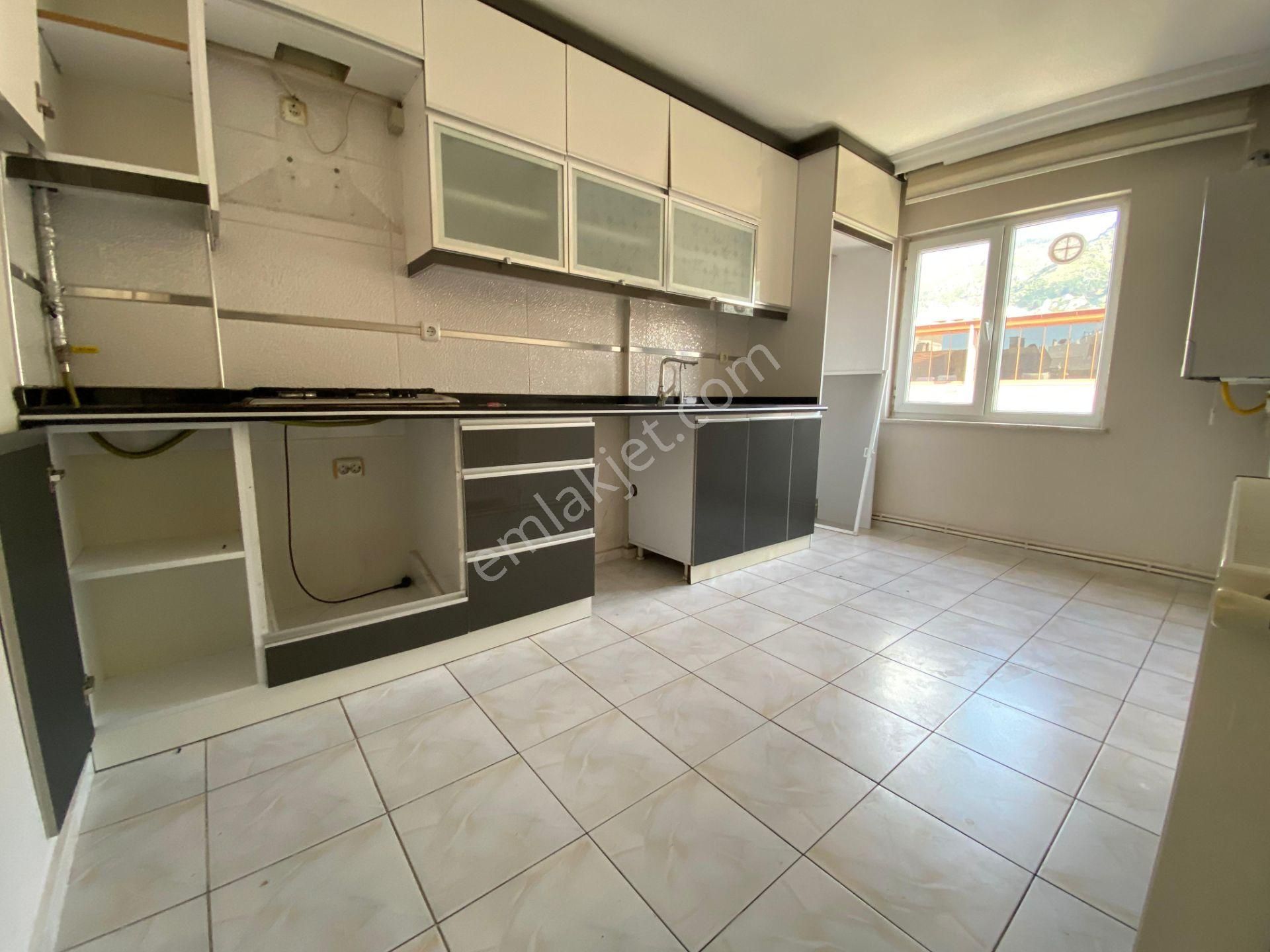 🏡tevfikiye Mahallesi 🏡 ✅3+1 125 M2 5 Katlının 4 Katı ❇️kombi Dogalgazlı