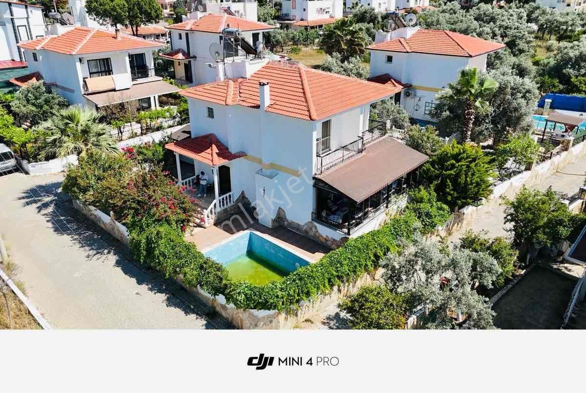 Akbük Merkez’de Havuzlu Sitede Tam Müstakil 4+1 Villa! Plaja Sadece 700 Metre Uzaklıkta!
