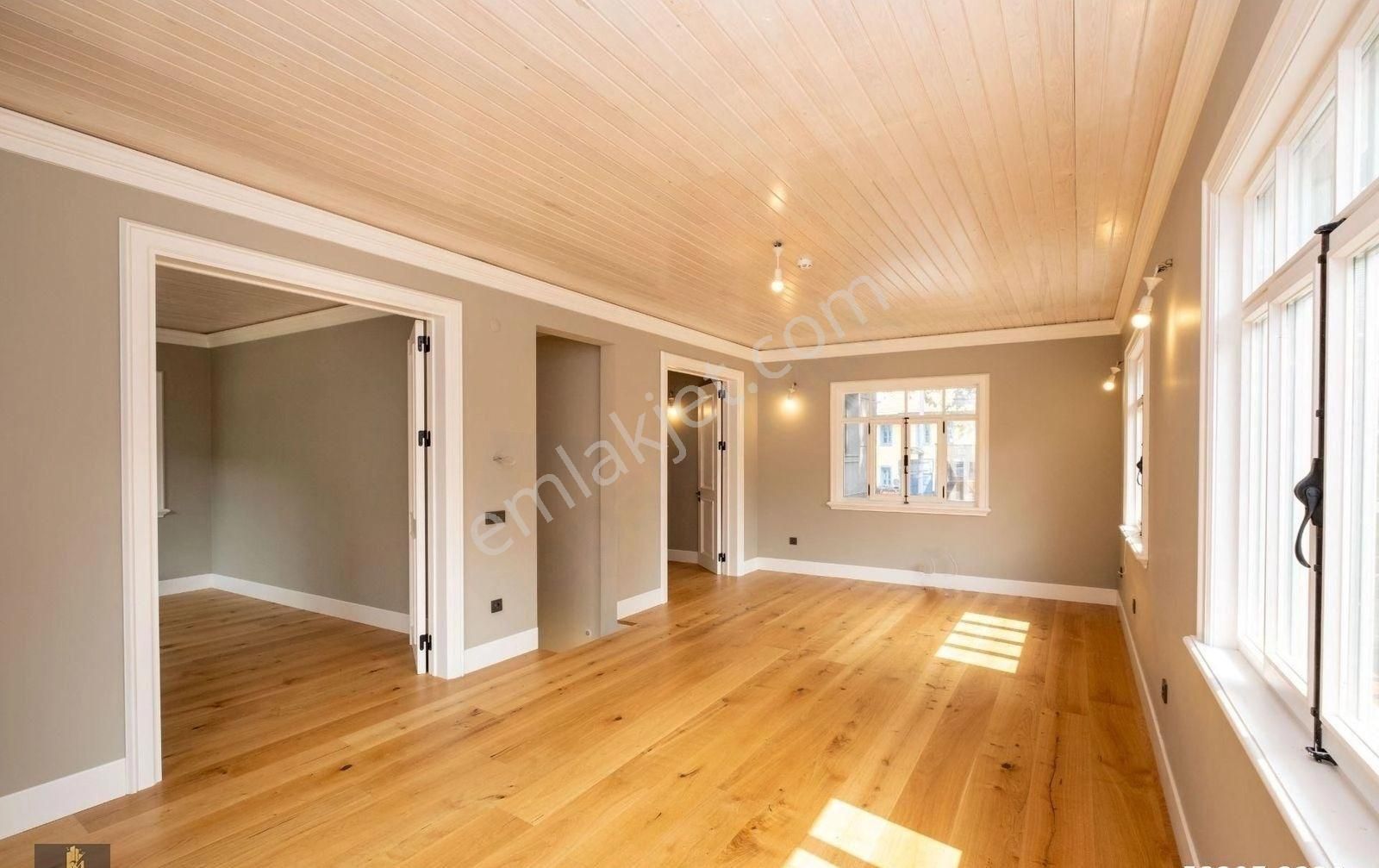 Yeniköy'de Cadde Üzeri Bahçeli Satılık Ofis - Görsel 15