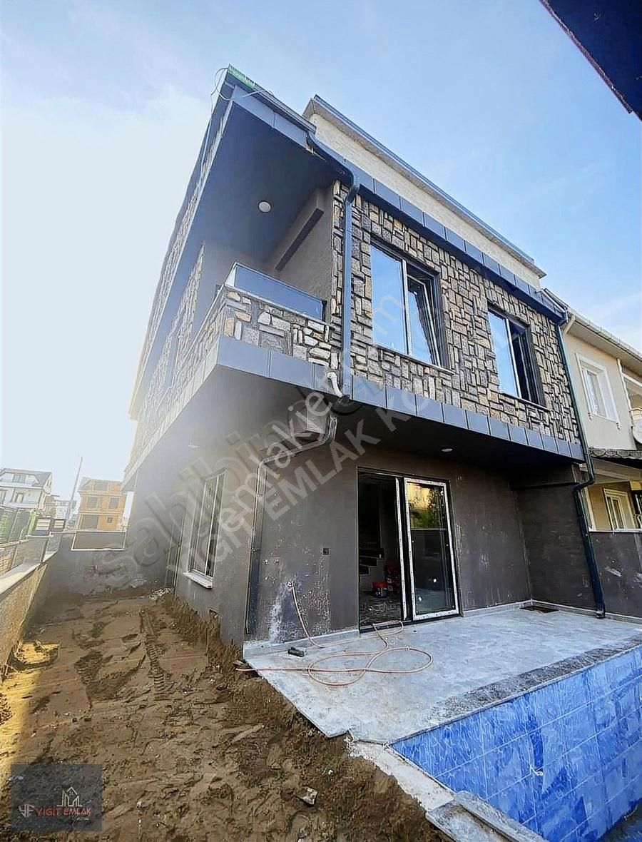 Deniz Manzaralı Müstakil Havuzlu Ve Bahçeli 3+1 Tripleks Villa