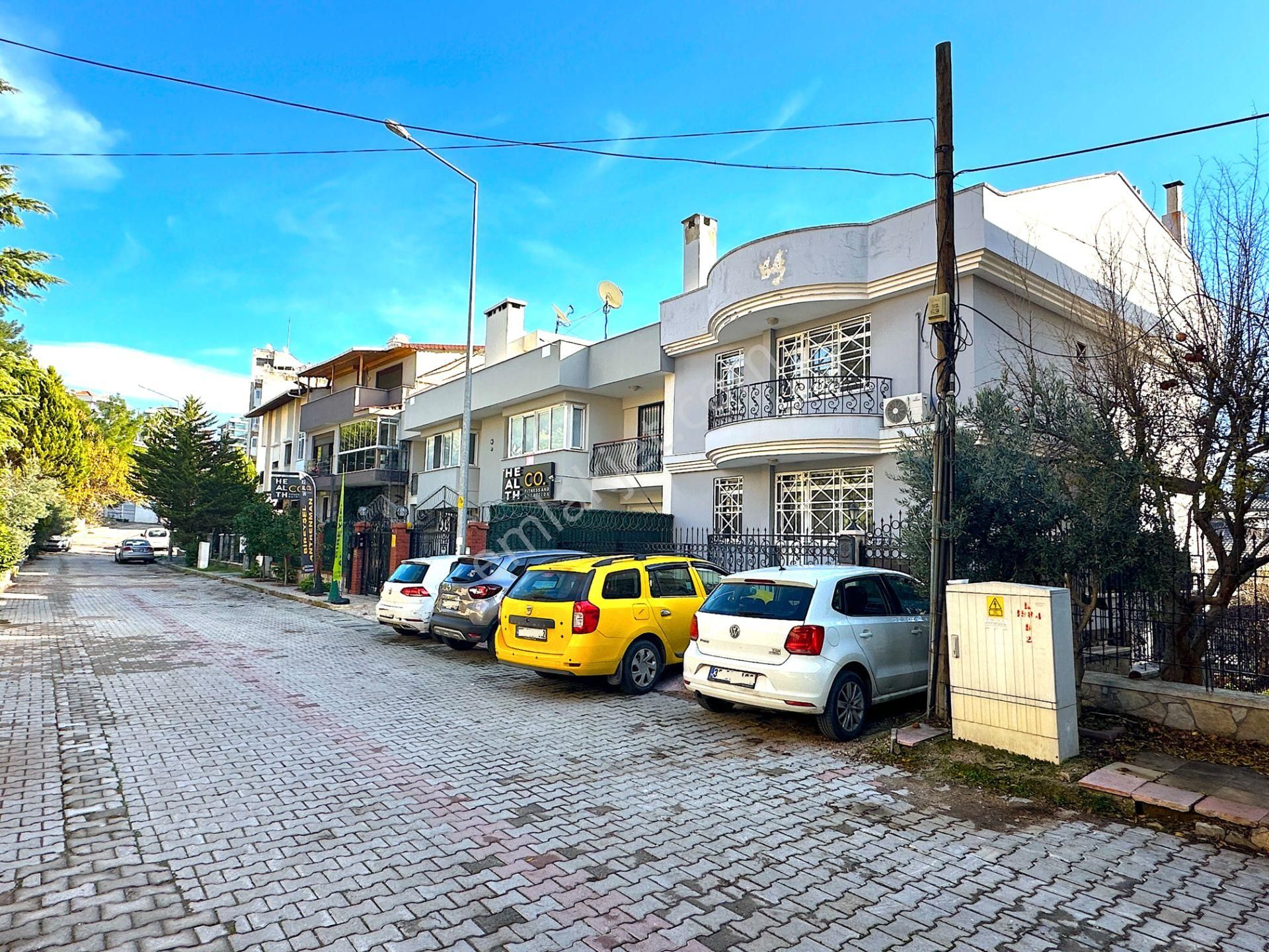 Muhteşem Konumda 4 Katlı Bahçeli Satılık 7+2 Teraslı Villa - Görsel 2