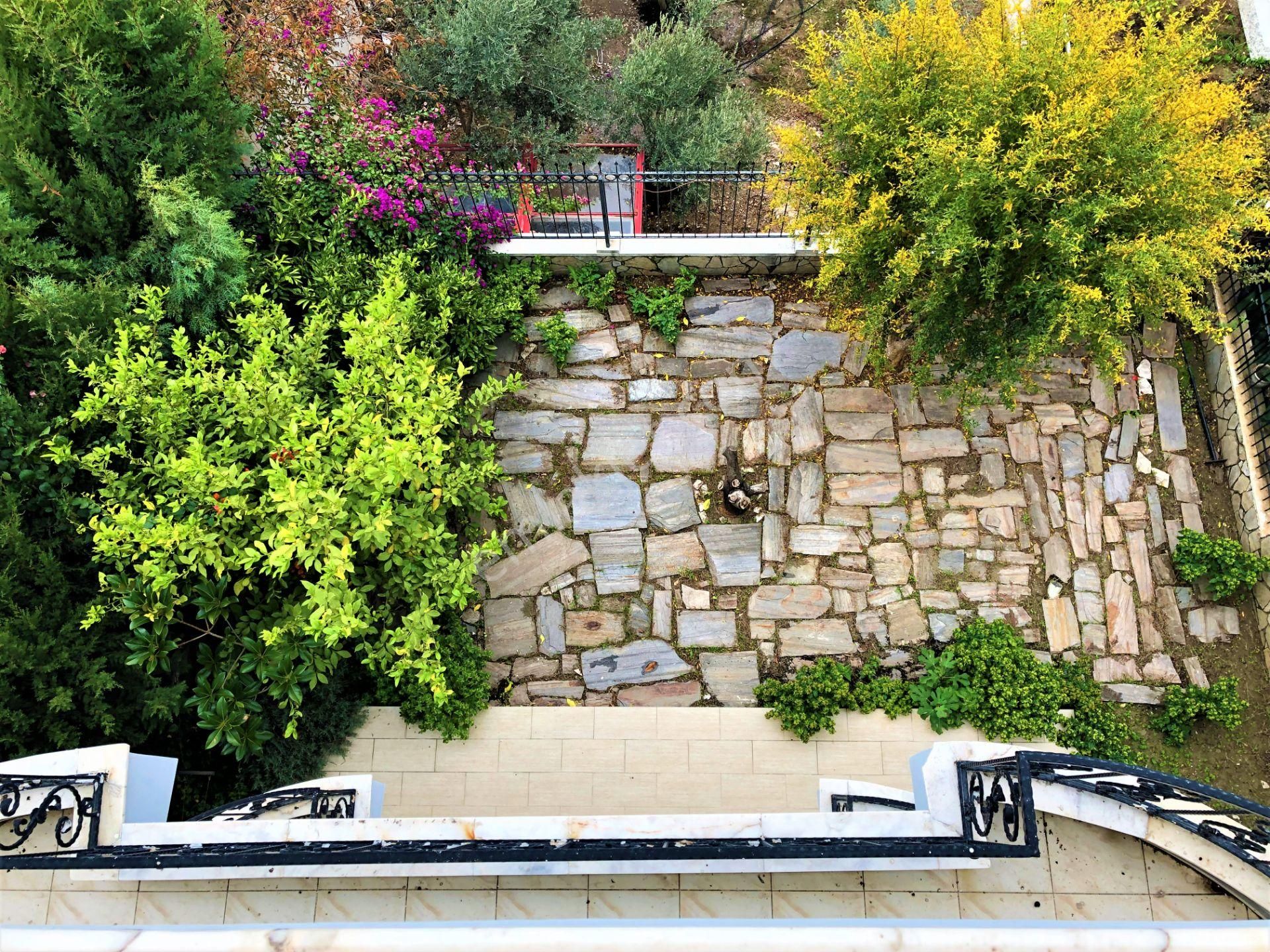 Muhteşem Konumda 4 Katlı Bahçeli Satılık 7+2 Teraslı Villa - Görsel 26