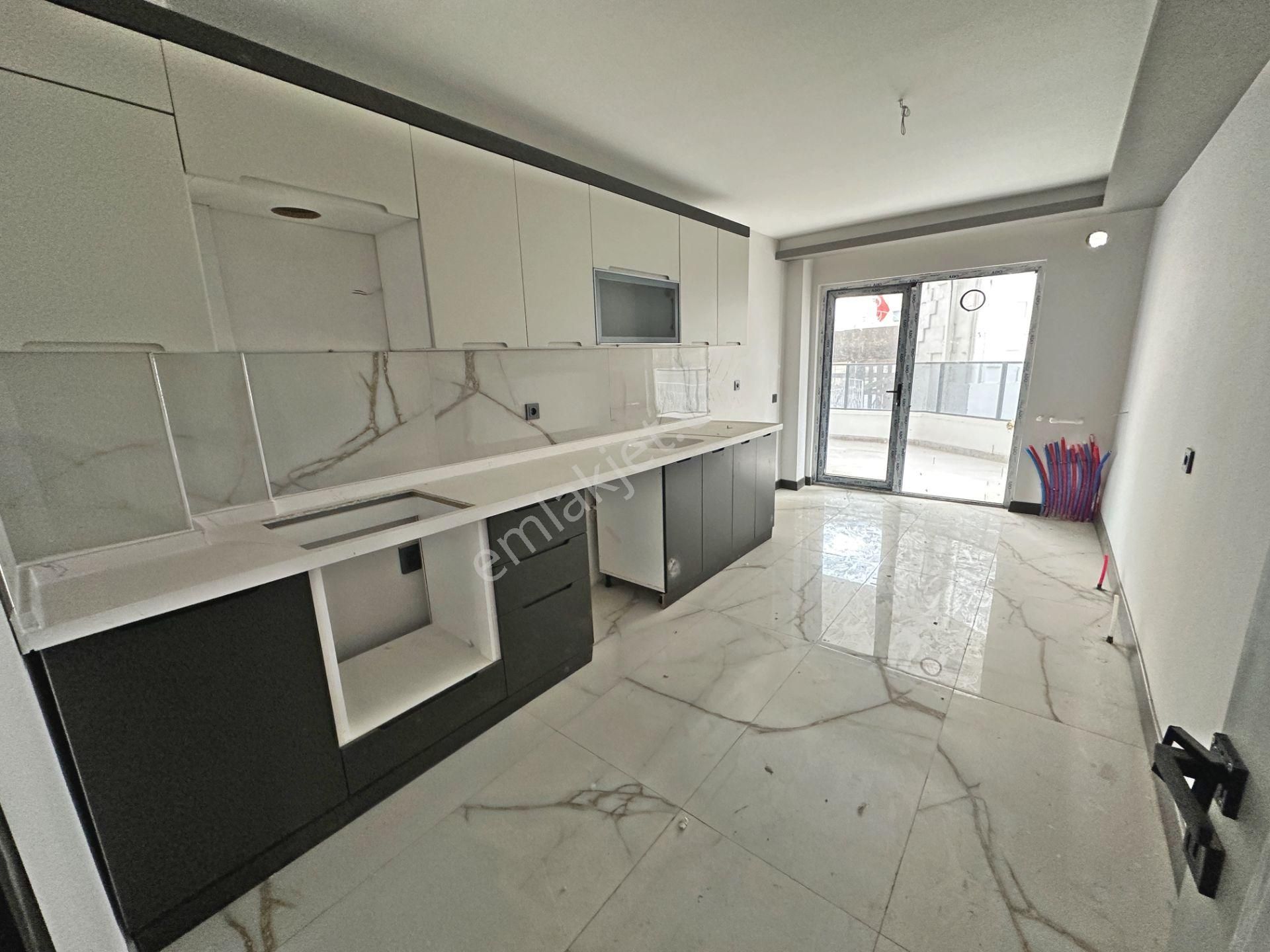 Misket Mahallesinde Cadde Yakınında Ara Katta Ebeveyn Banyolu 3+1 Satılık Daire