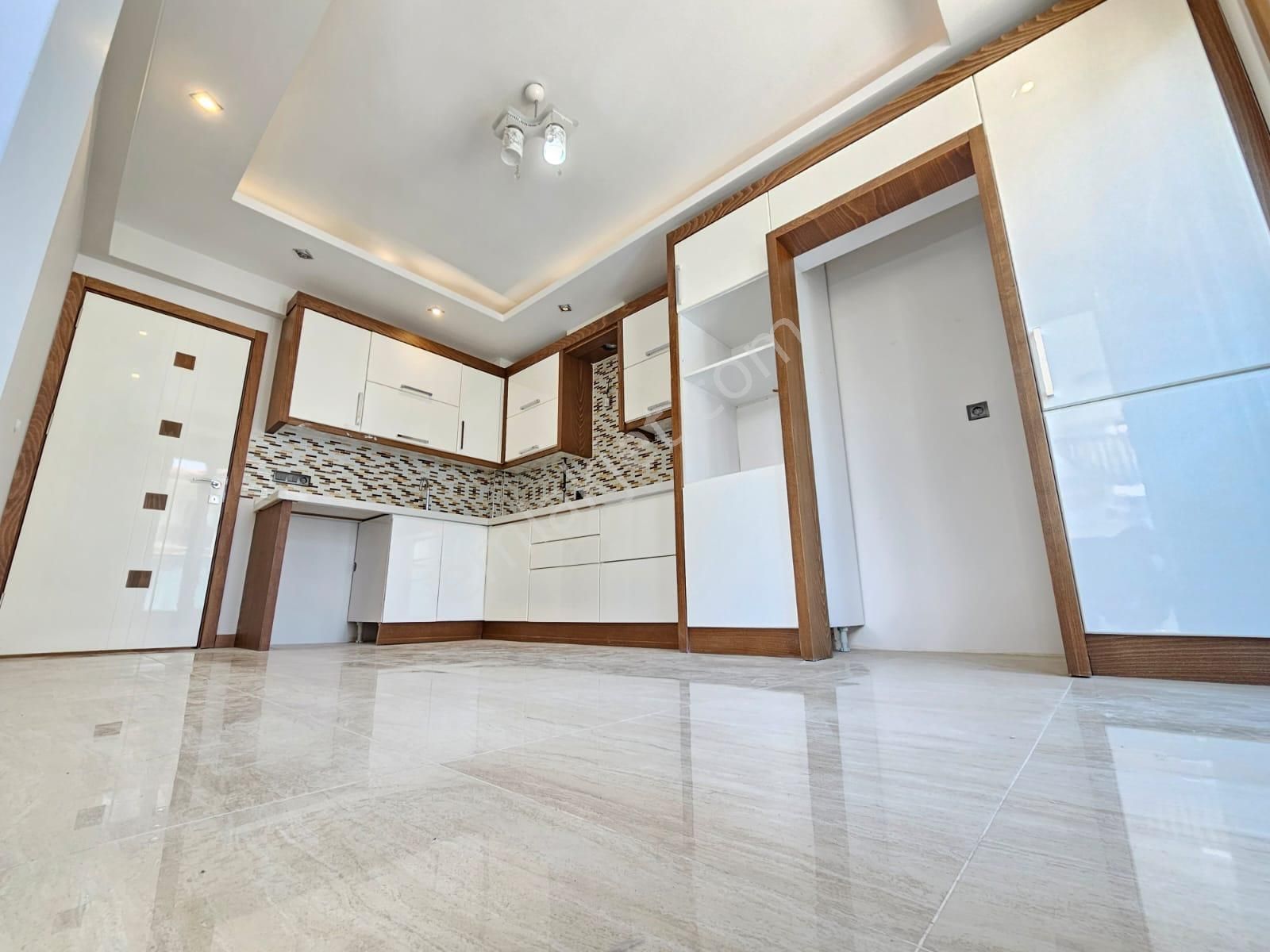 Denizli Çakmak'ta 3+1 180 M2 Sağlık Ocağına Yakın Satılık Fırsat Ara Kat Daireler