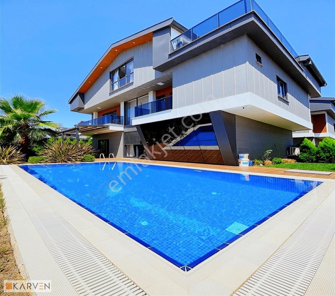 Beylikdüzün'de Site İçi Müstakil Deniz Manzaralı Lüks 6+2 Villa