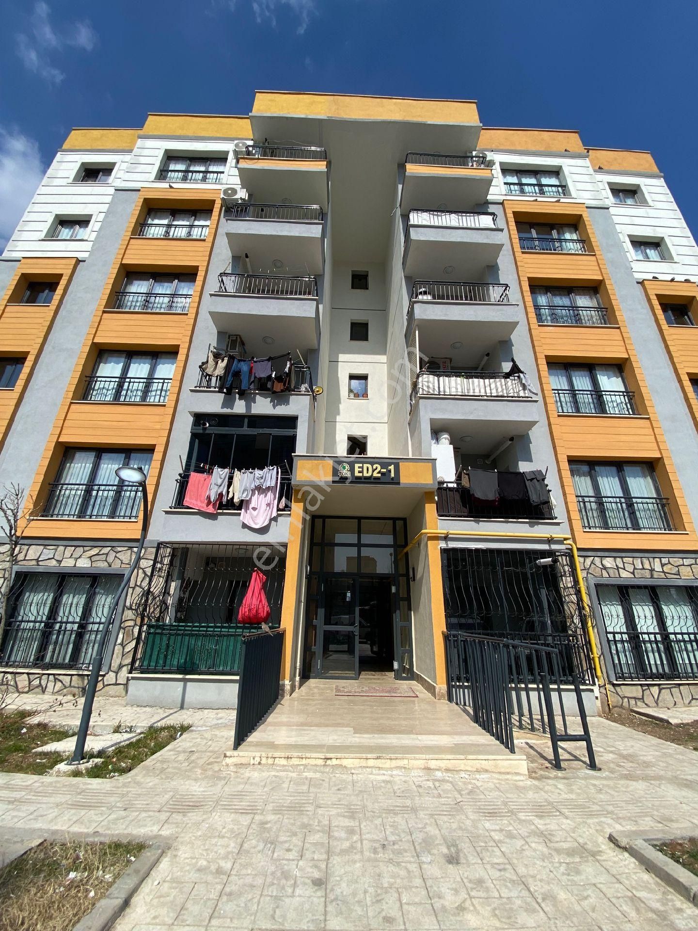 Seyrantepe Mah 619 Konutlarında Satılık 3+1 3.kat