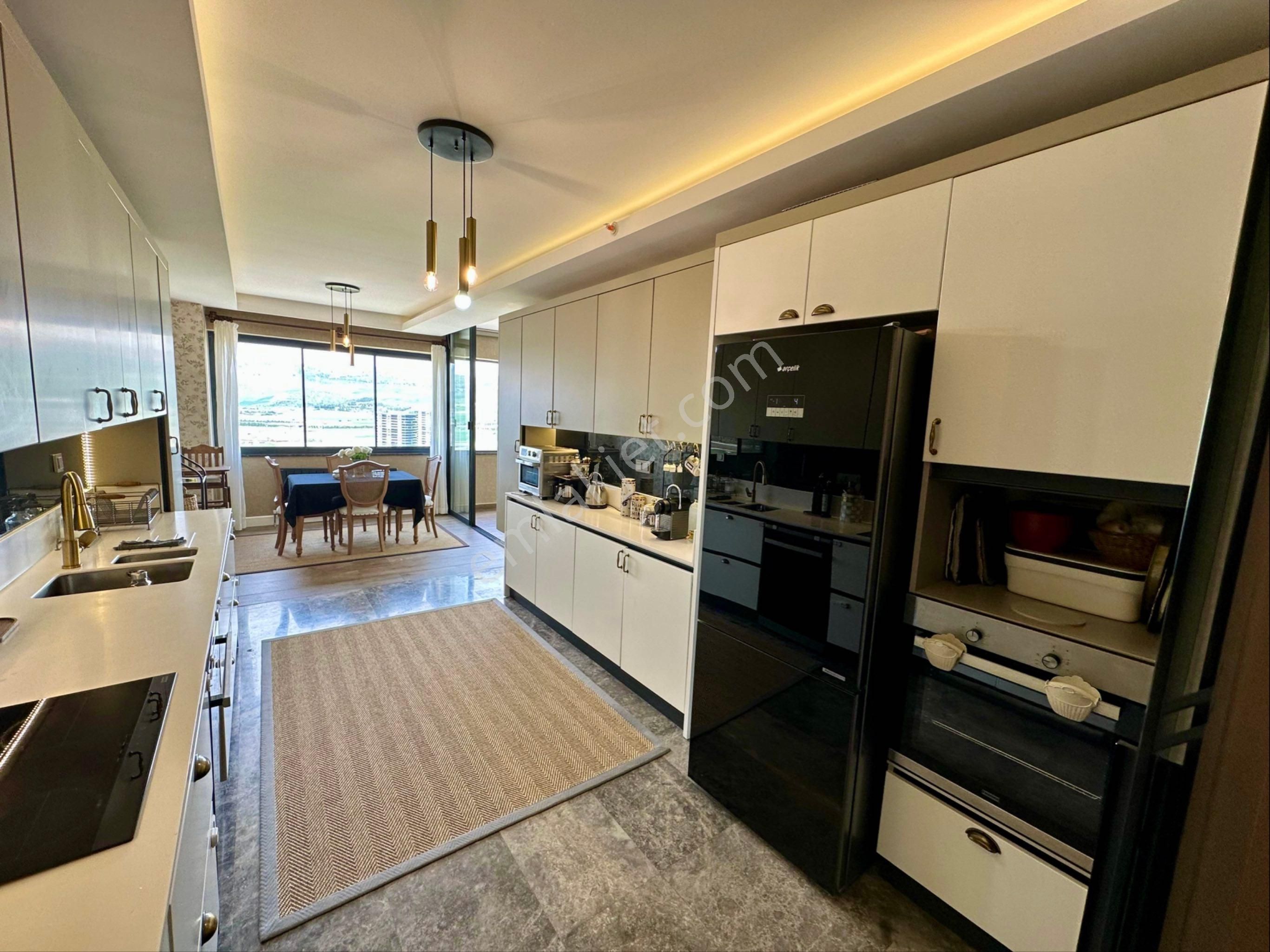 Pars Emlak'tan Ovalife Sitesinde 13.kat 3.5+1 180 M2 Fırsatt