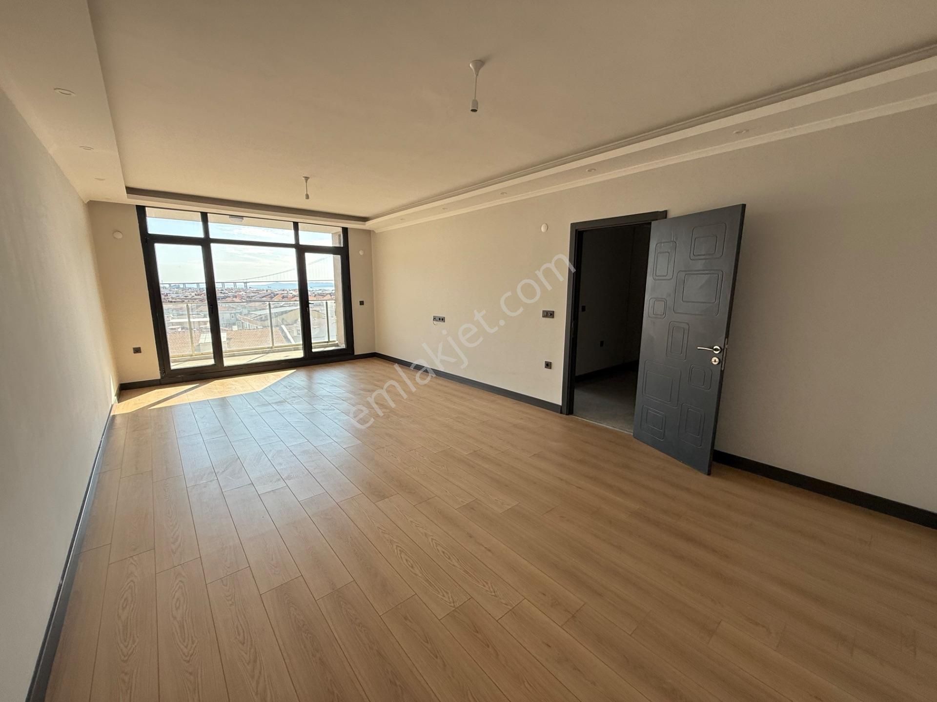 Lapseki Dardanel Towers'da Full Köprü Manzaralı Acil Satılık Daire