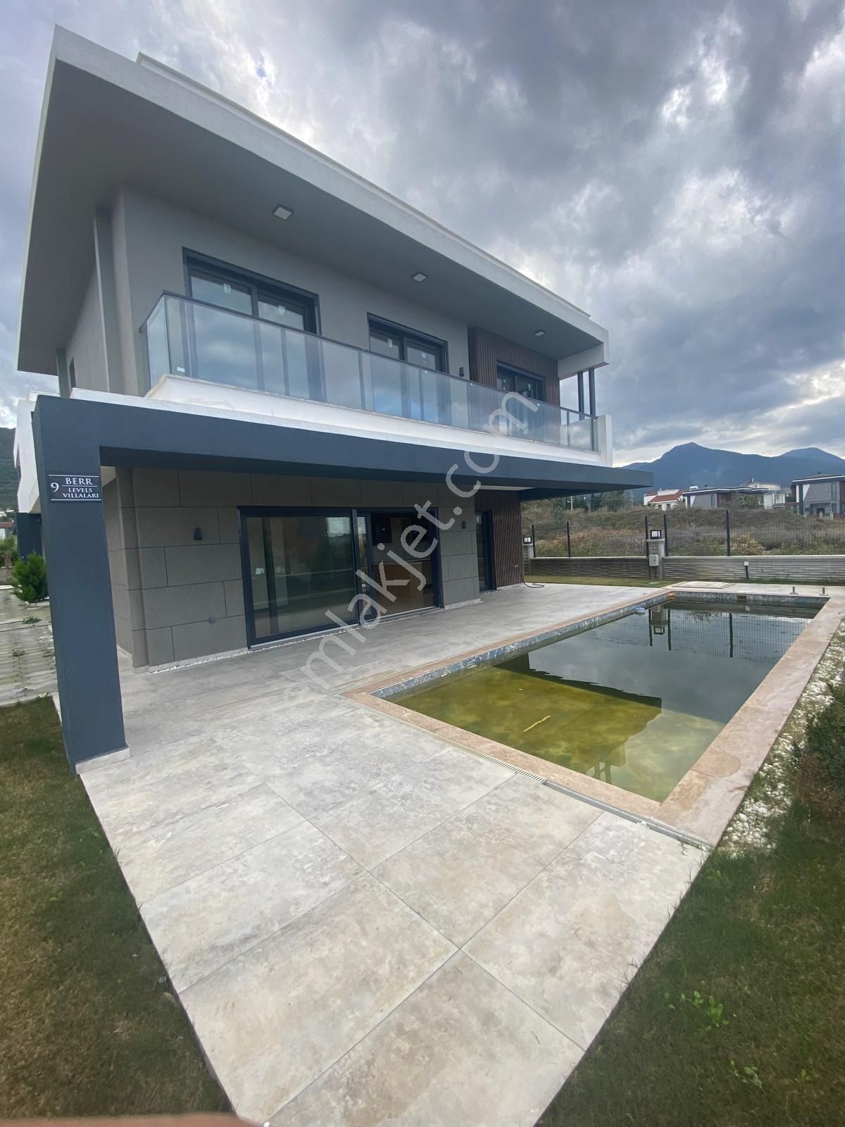 Kus Güzelçamlı'da Müstakil Özel Havuzlu Köşe 3+1 Villa