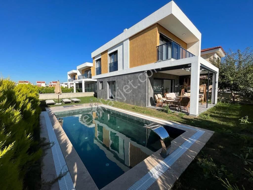 Kuşadası Güzelçamlı Mevkisinde Özel Havuzlu Müstakil Villamız Satılık