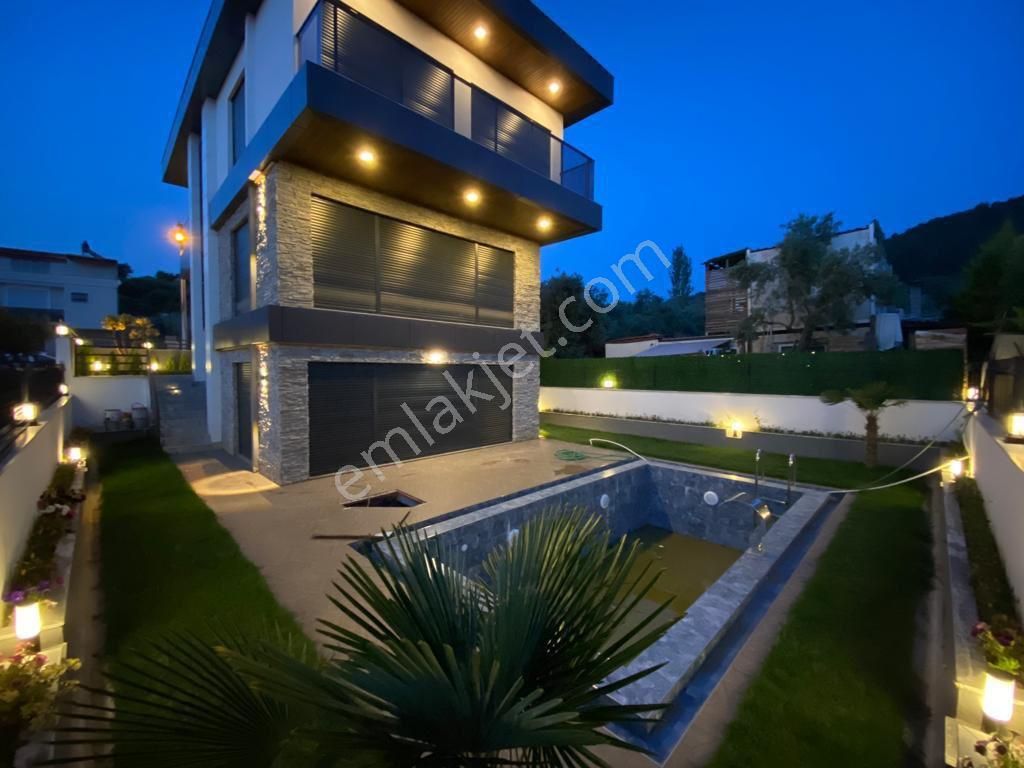 Müstakil Özel Havuzlu 4+2 Asansörlü Tripleks Villa