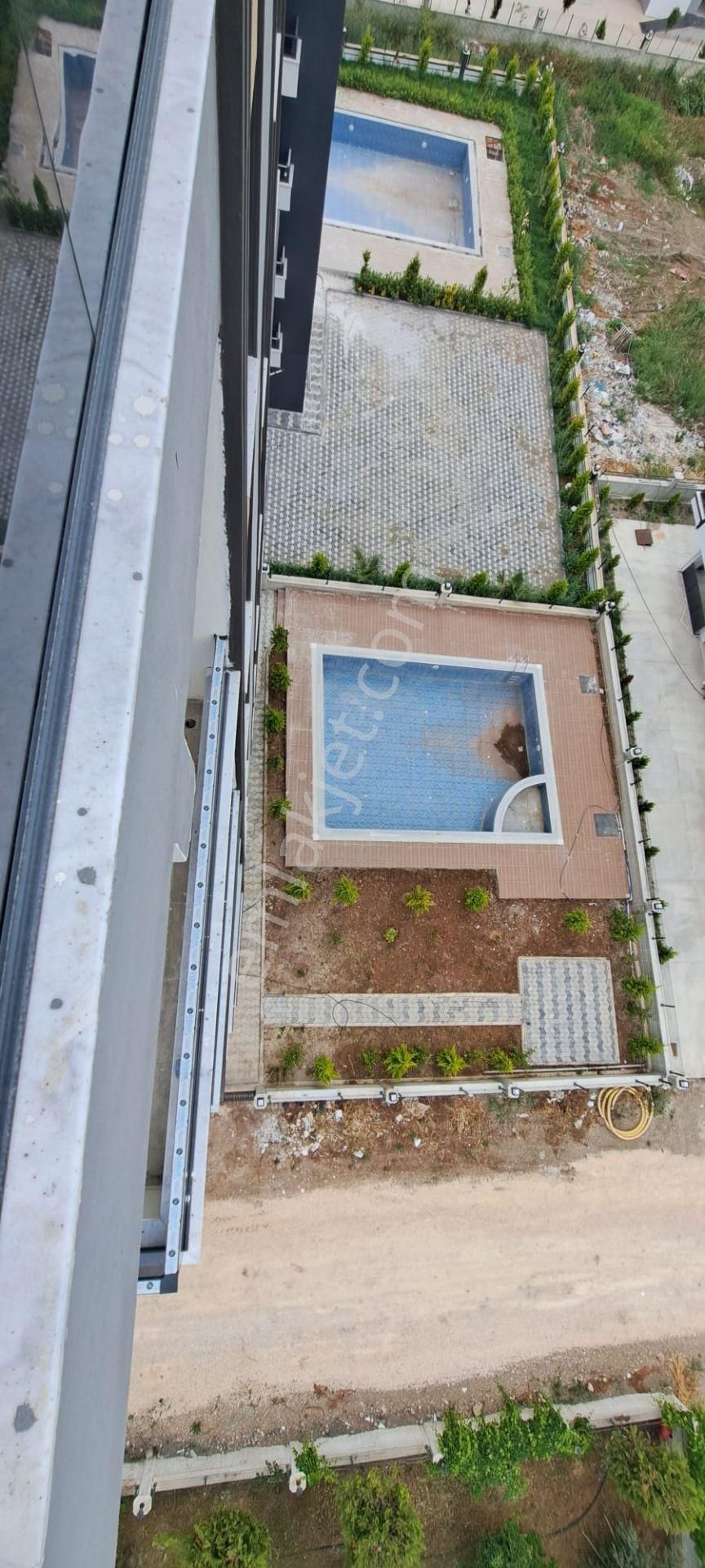 Erdemli Arpaçbahşiş'te Denize Yürüme Mesafesin'de , İskanlı , Havuzlu, Geniş Oturumlu 1+1