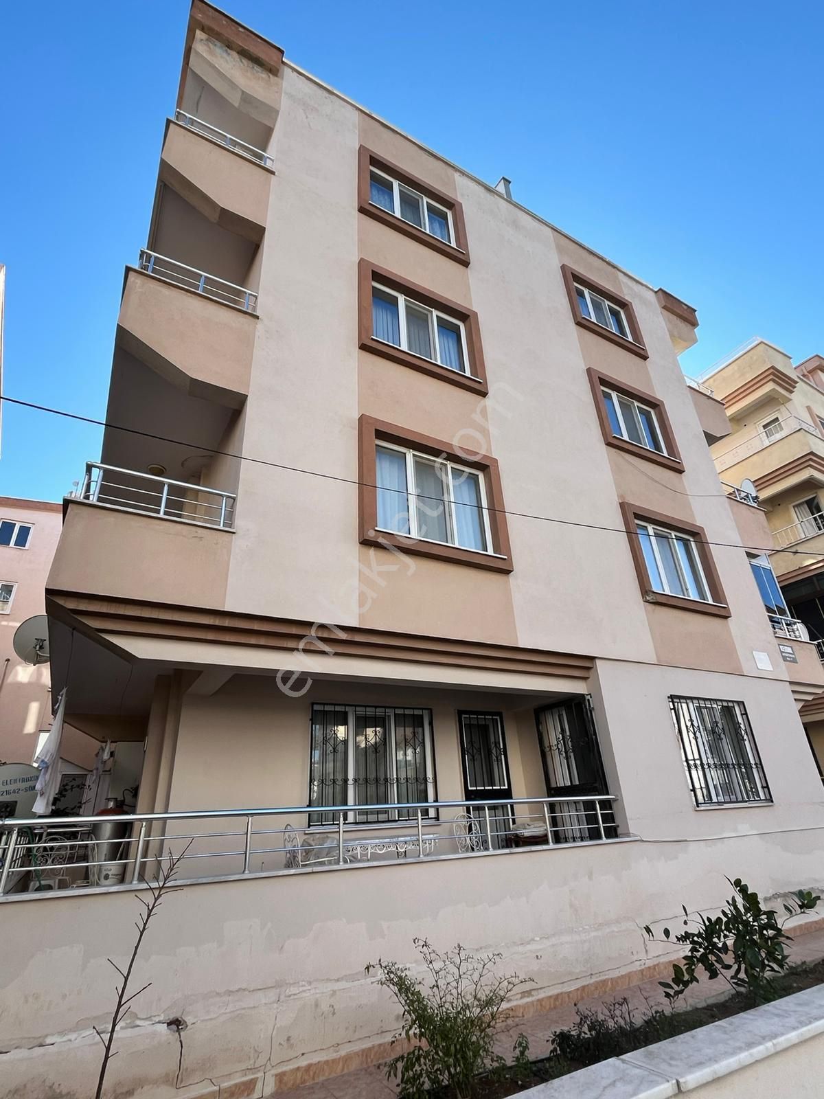 Didim Efelerde Satılık 2+1 Ayrı Mutfak Ön Cephe Ara Kat