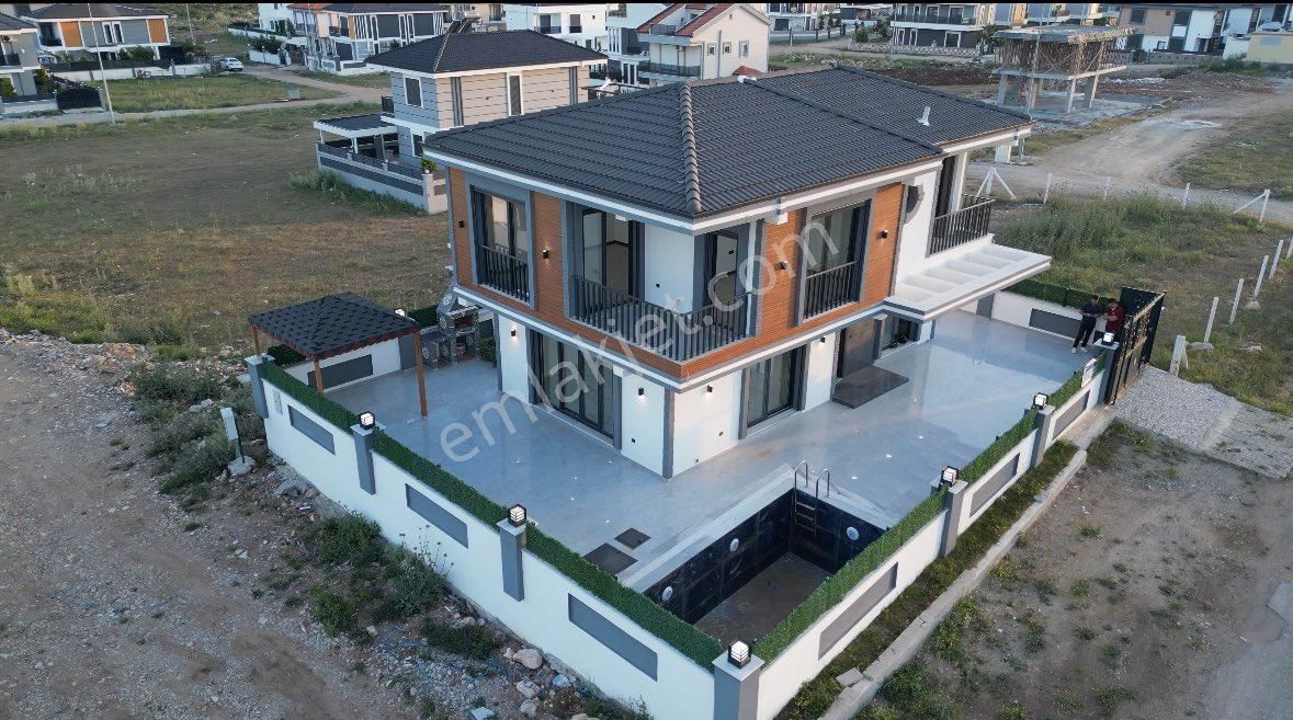 Efelerde Emsalerin En Uygunu Tam Müstakil Ayrı Mutfak Havuzlı Otoparklı Villa