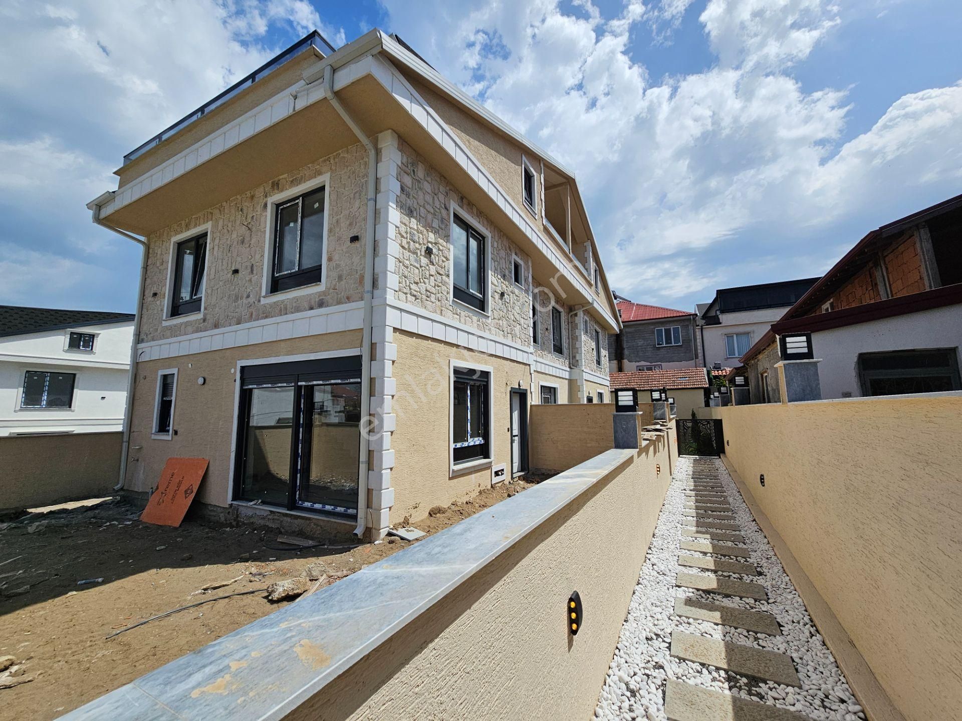 4+1 Merkezi Konumda , Denize Yakın Satılık Villa