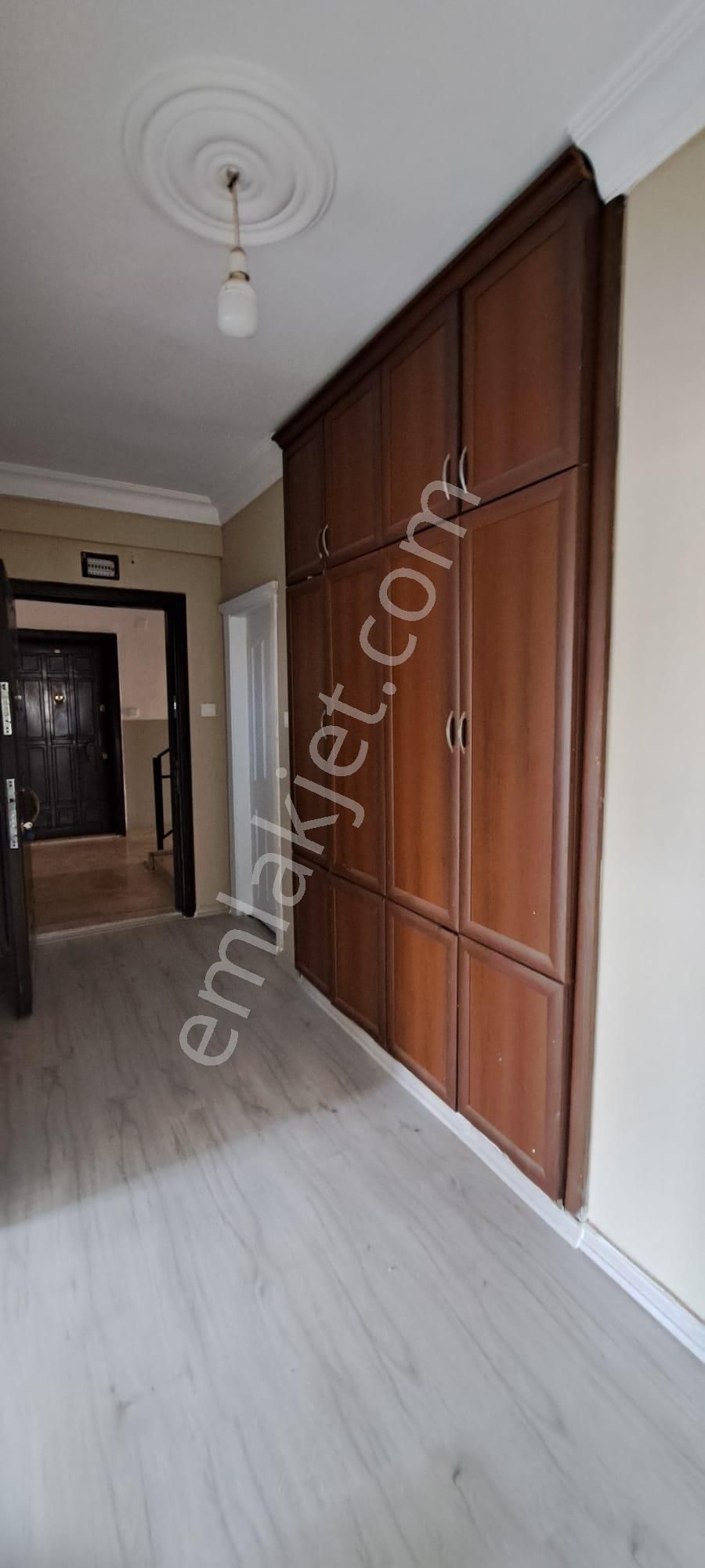 Mezitli Viranşehir'de Merkezi Konumlu 3+1 Senelik Peşin Ödemeli Kiralık Daire