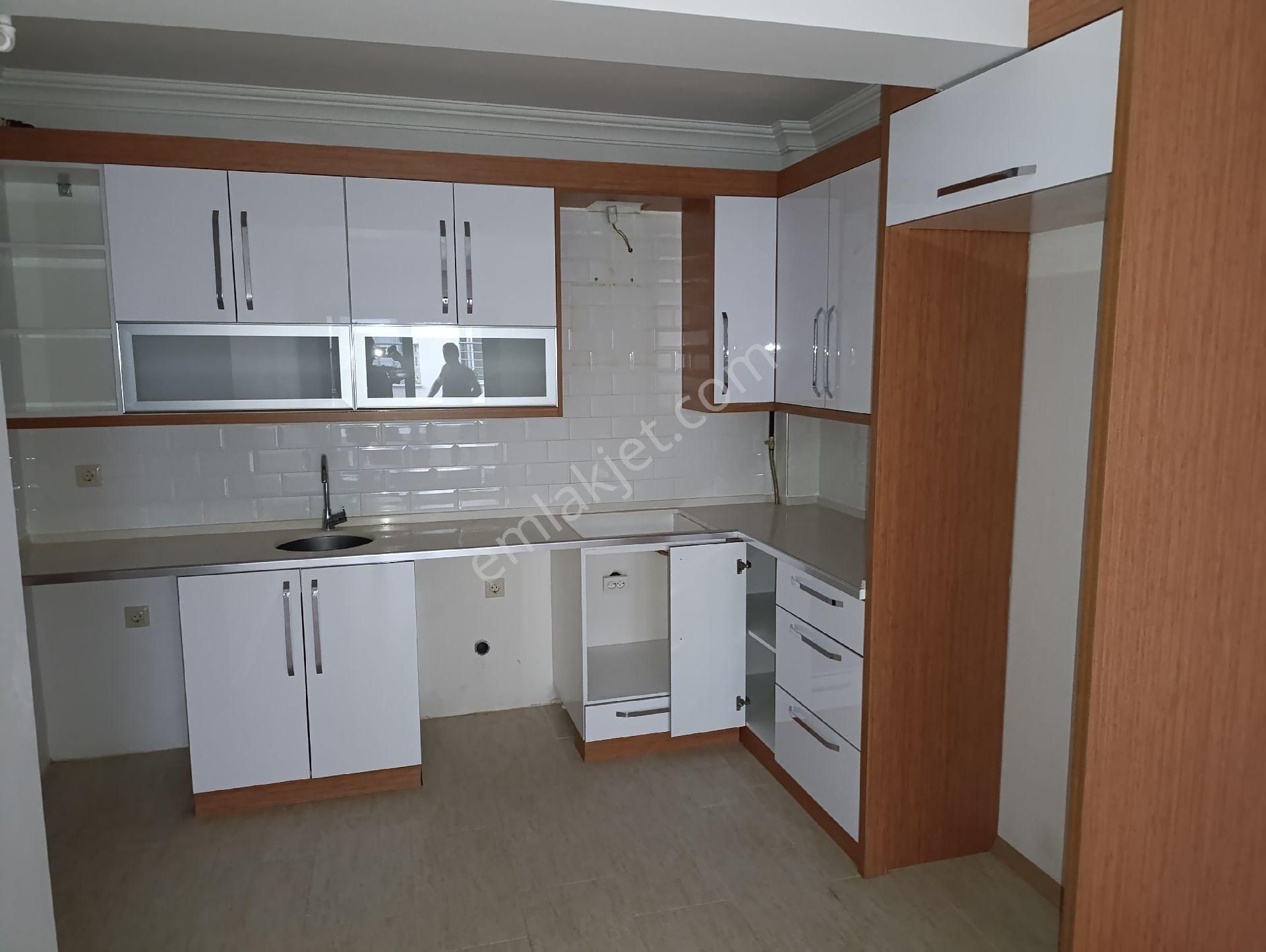 Kiralıkfull Özellikliasansörlü Muradiye Mah2+1 M2 2 Kat