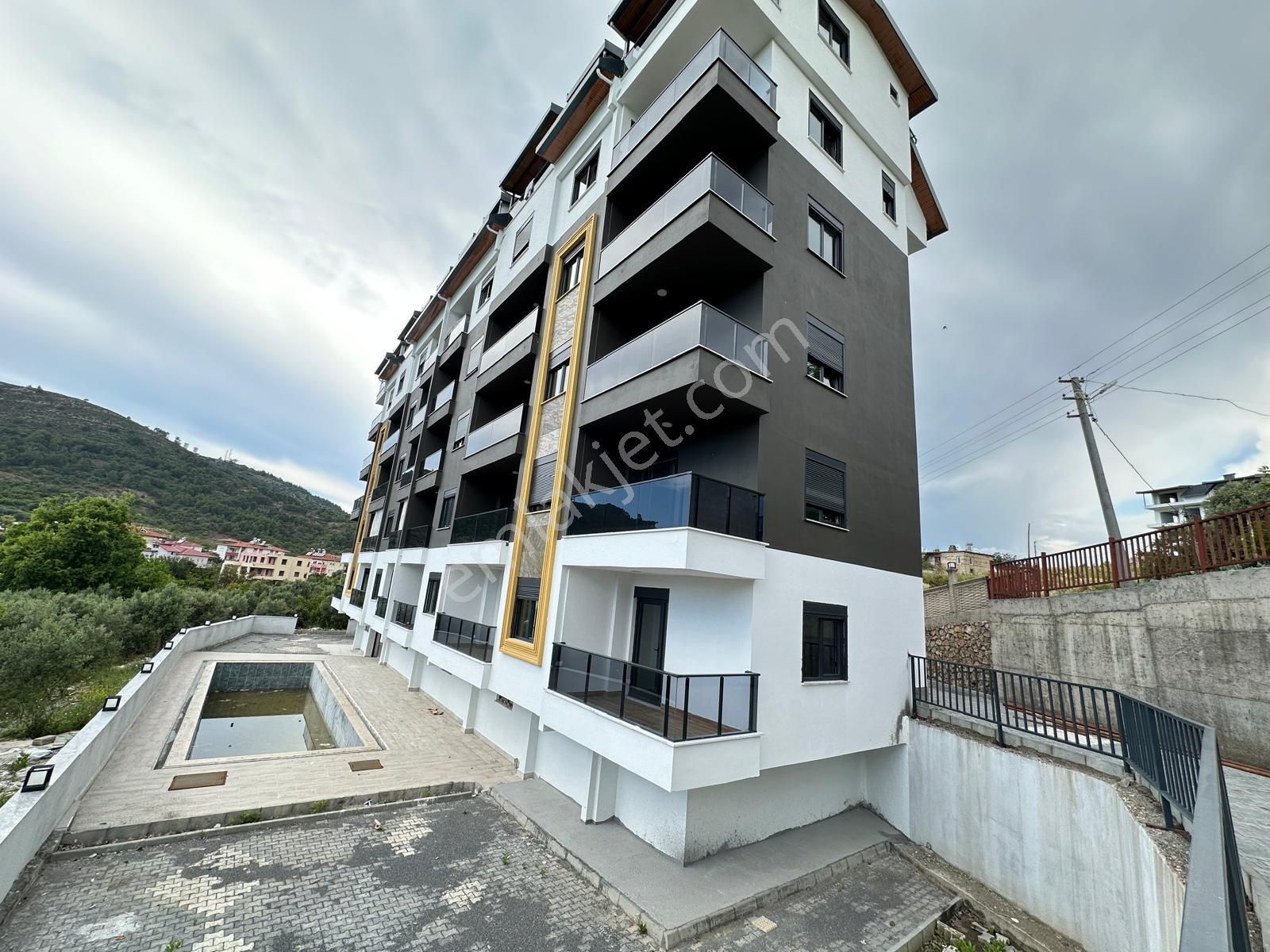 2+1 Güney Cephe Havuzlu Sitede Yaşam Sizi Bekliyor!