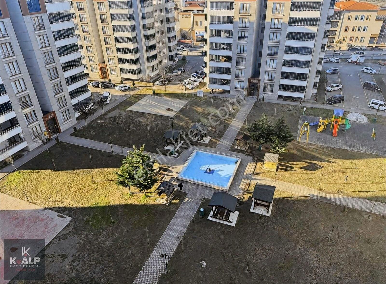 Kalp Satıyor!..vefa Sitesinde 3+1 Özel Yapım Daire Havuza Bakar