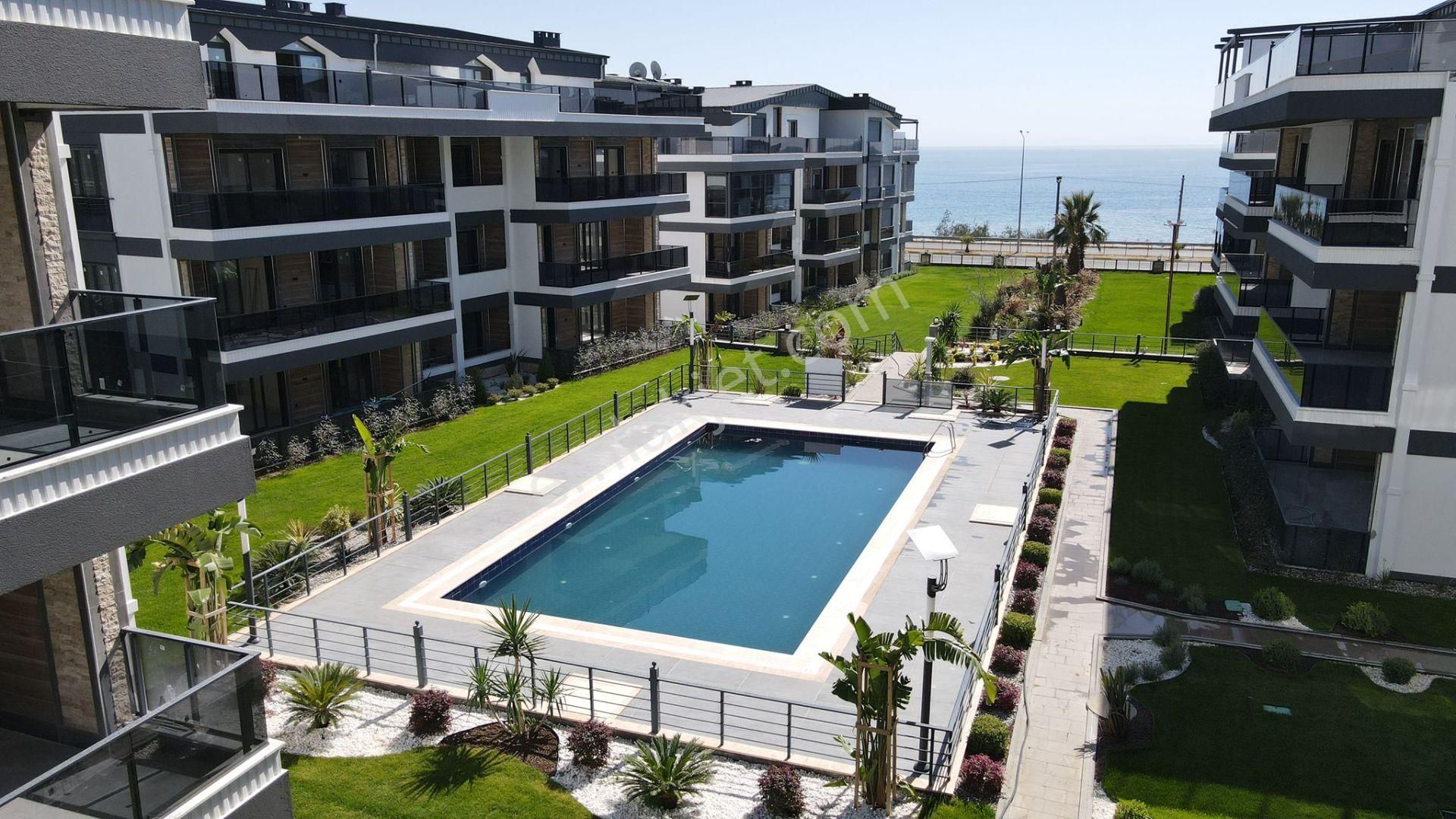 Mavi Ve Yeşilin Kucakladığı Güvenlikli Site Denize Nazır2+1daire